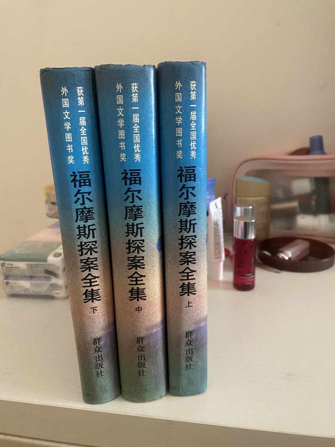 看完《神探夏洛克》想补原著?我把今年的福尔摩斯版本争议翻了一遍:买哪版、避哪个坑,这篇说清