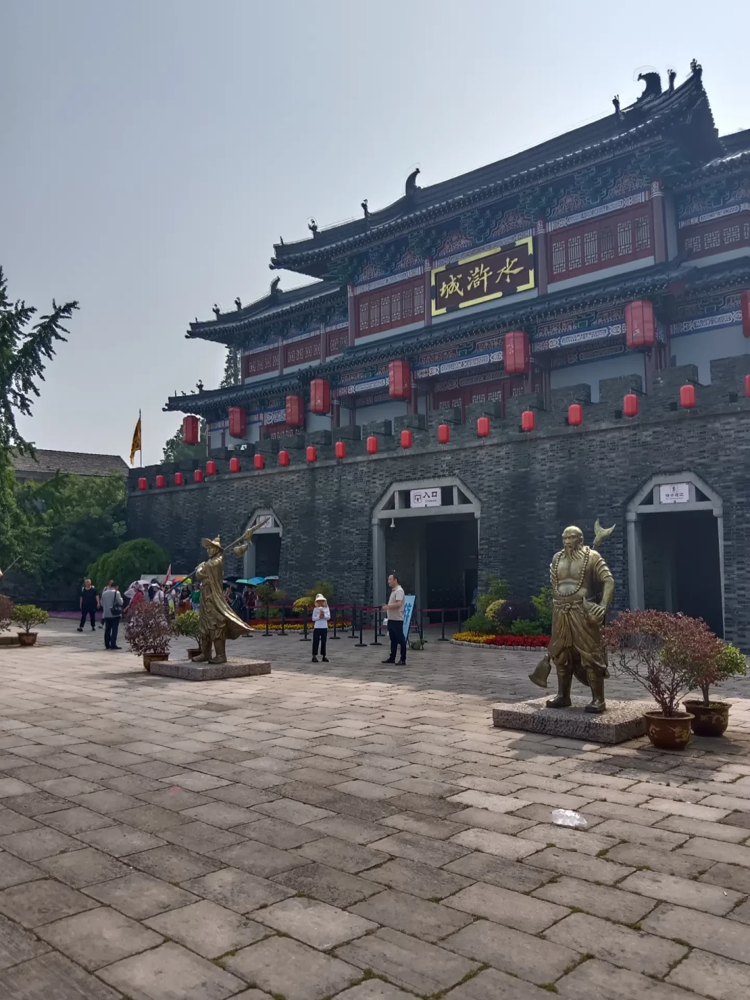 学校要求读《水浒传》,孩子吐槽“全是到处作恶的法外狂徒”?122条评论吵成两派:问题不在书,在读法
