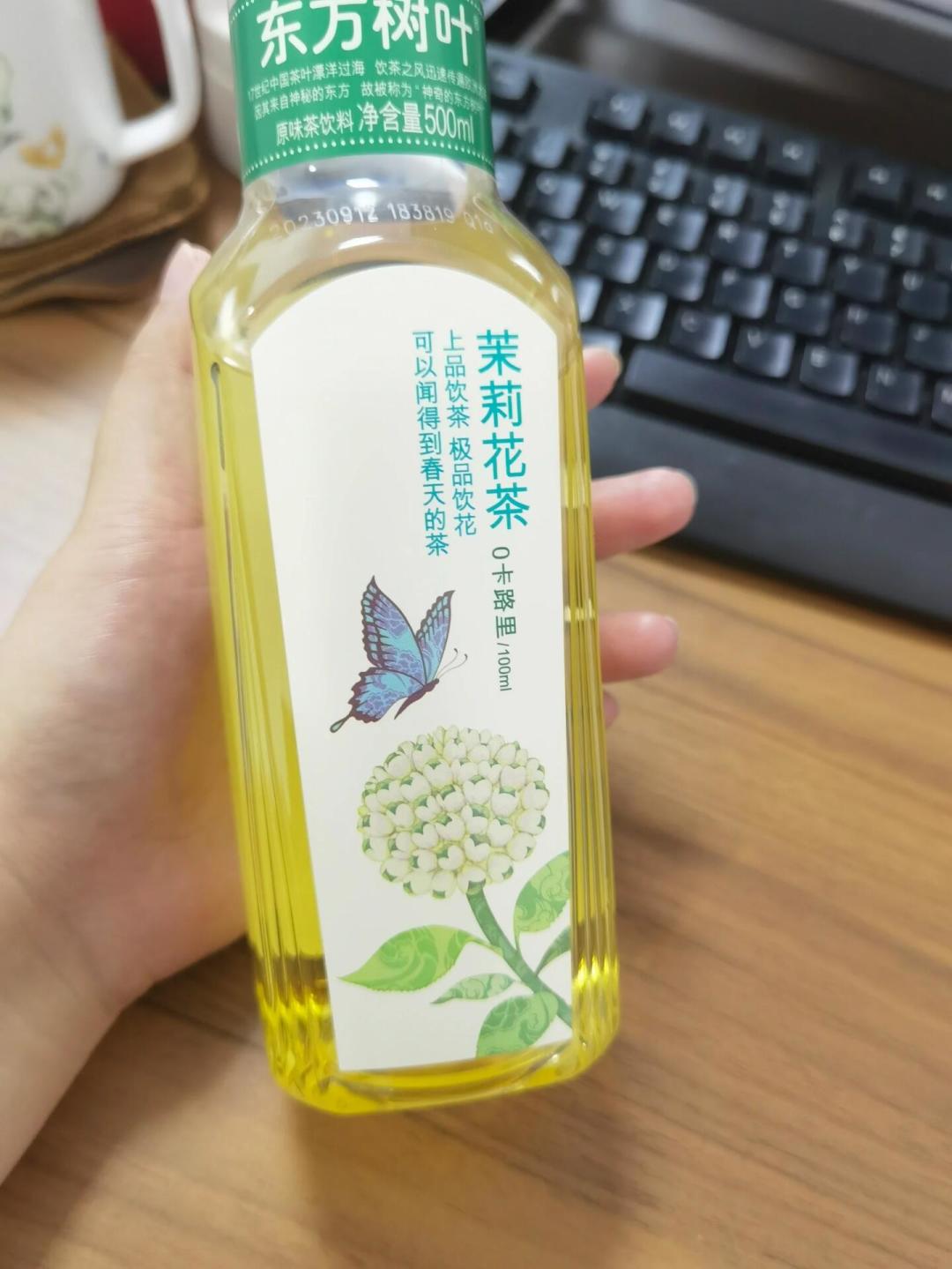下午6点炫完一瓶东方树叶，凌晨3点还在数天花板：无糖茶里的隐形咖啡因，我算成了一份“安全喝表”