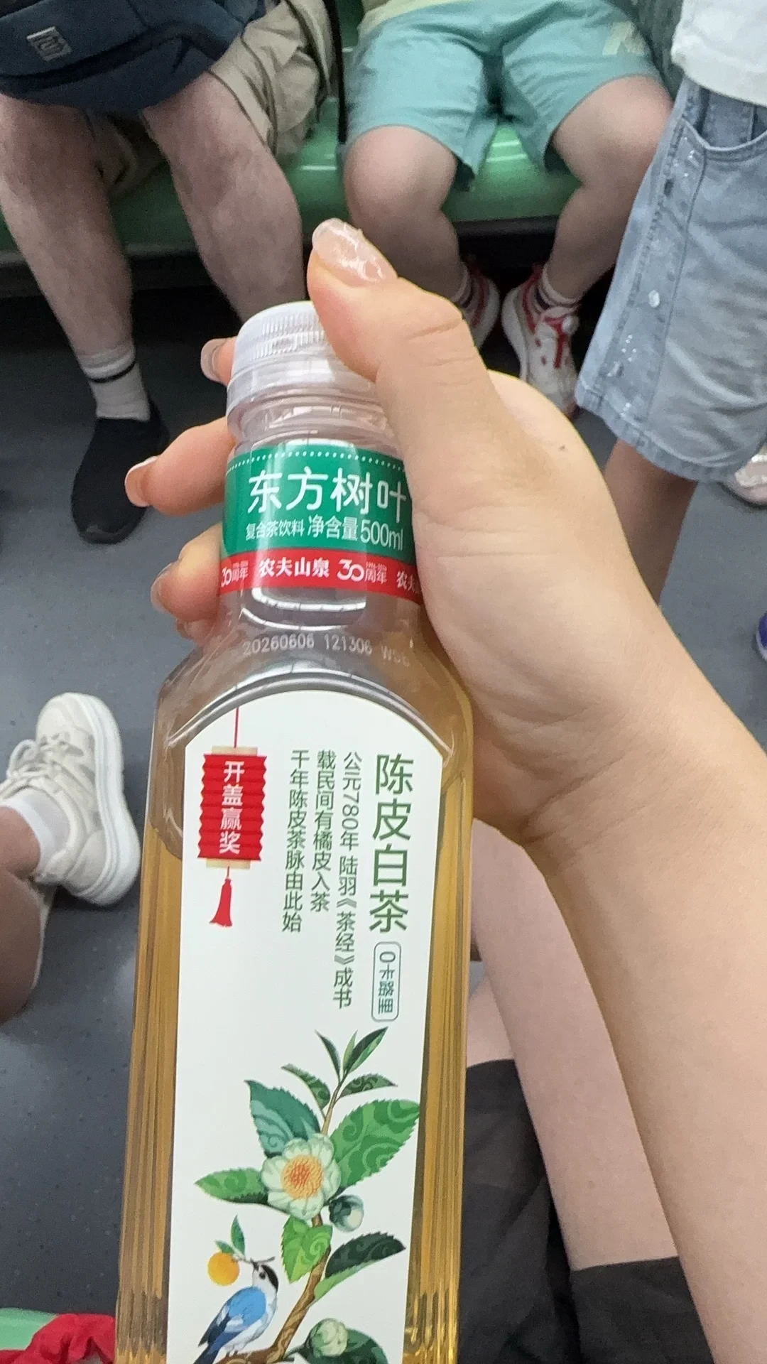 下午6点炫完一瓶东方树叶，凌晨3点还在数天花板：无糖茶里的隐形咖啡因，我算成了一份“安全喝表”