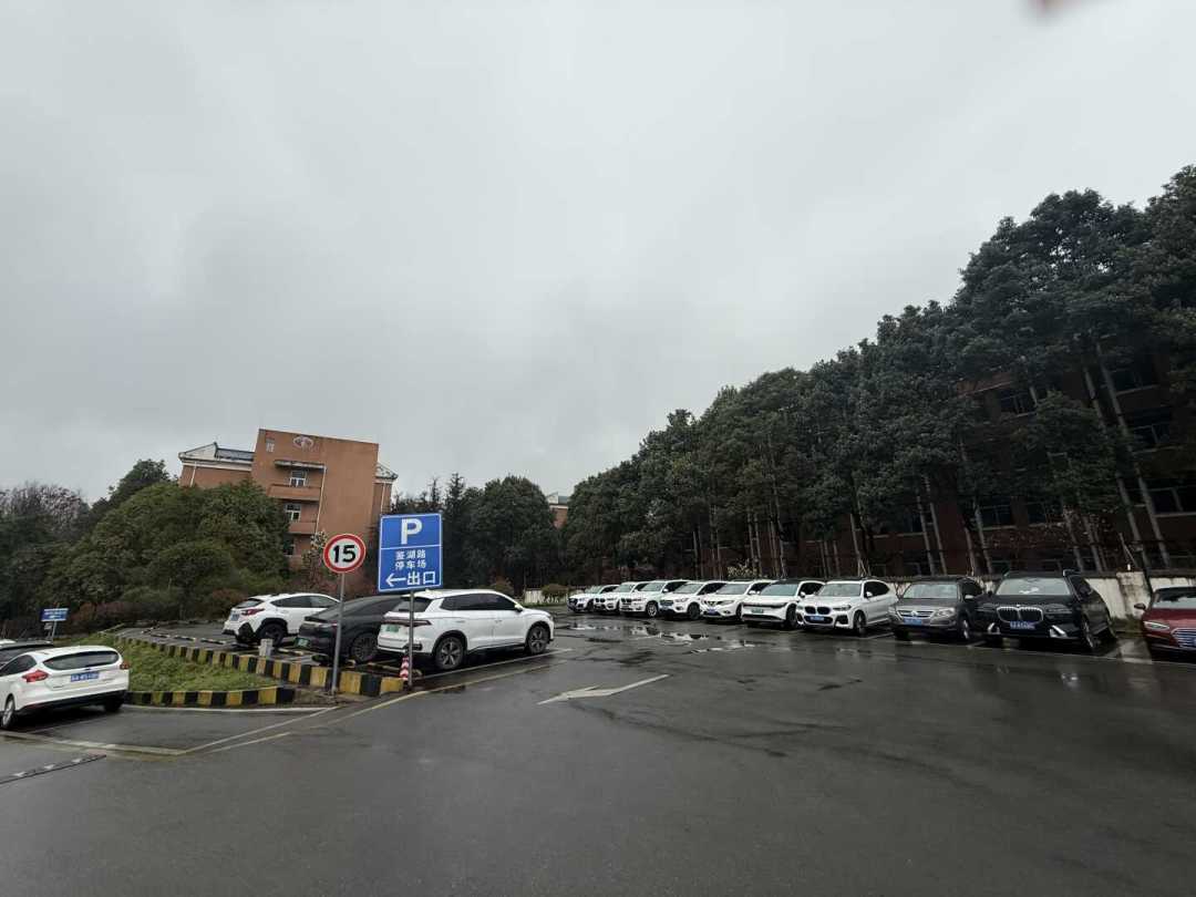 床车过夜停哪儿?翻了几十条实测帖,这份驻车梯队和防赶规矩请收好
