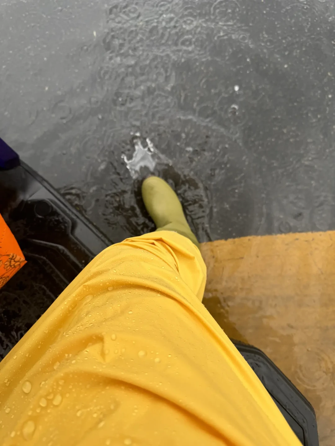 穿了雨衣还湿透?台风白海豚这周的雨总算讲明白了:漏不漏全看三个口
