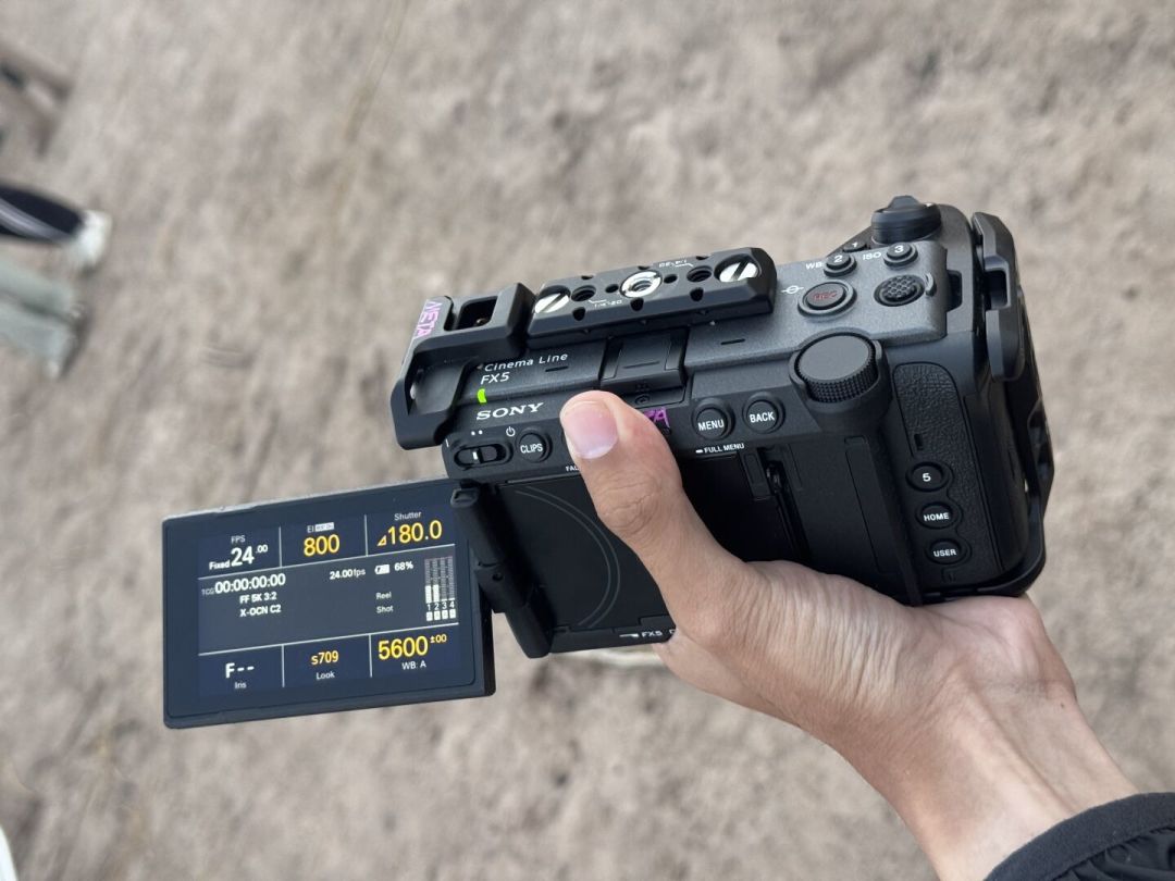 索尼FX5开售秒罄、发货拖到9月:翻完40多条首周上手帖,我把谁该抢、谁该等、谁该退说明白了