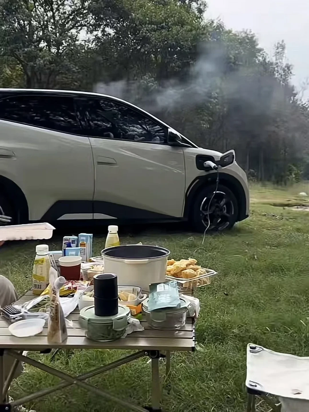 电车露营火锅用电账本:3.3kW和6kW外放电到底能带什么,户外电源还要不要买?