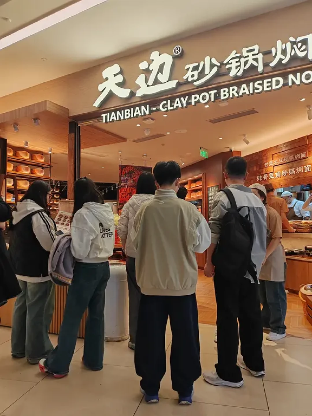 罗永浩的录音还没放,西贝已经悄悄换了三次招牌:新羊肉店人均45元,开业20分钟满座