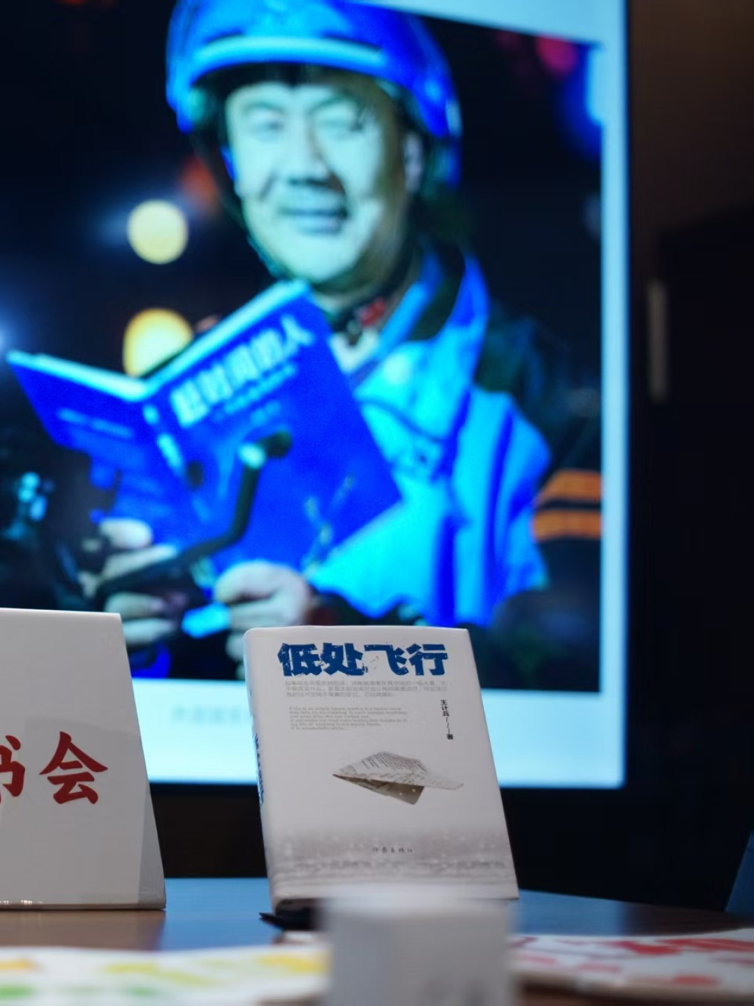 王计兵拿了鲁奖后还在送外卖：想动笔的打工人，先看完这笔账和三扇门再感动