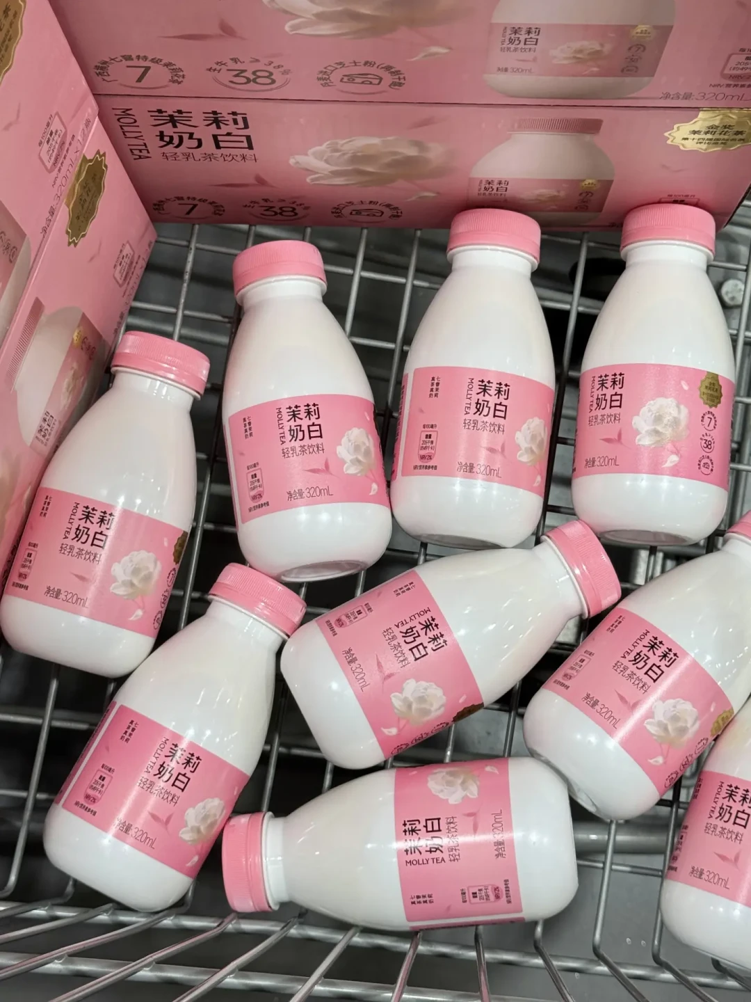 茉莉奶白首款瓶装茶山姆首发，6.66元一瓶：有人整箱囤，有人喝一瓶就转卖——翻完几十条真实测评，我的结论来了
