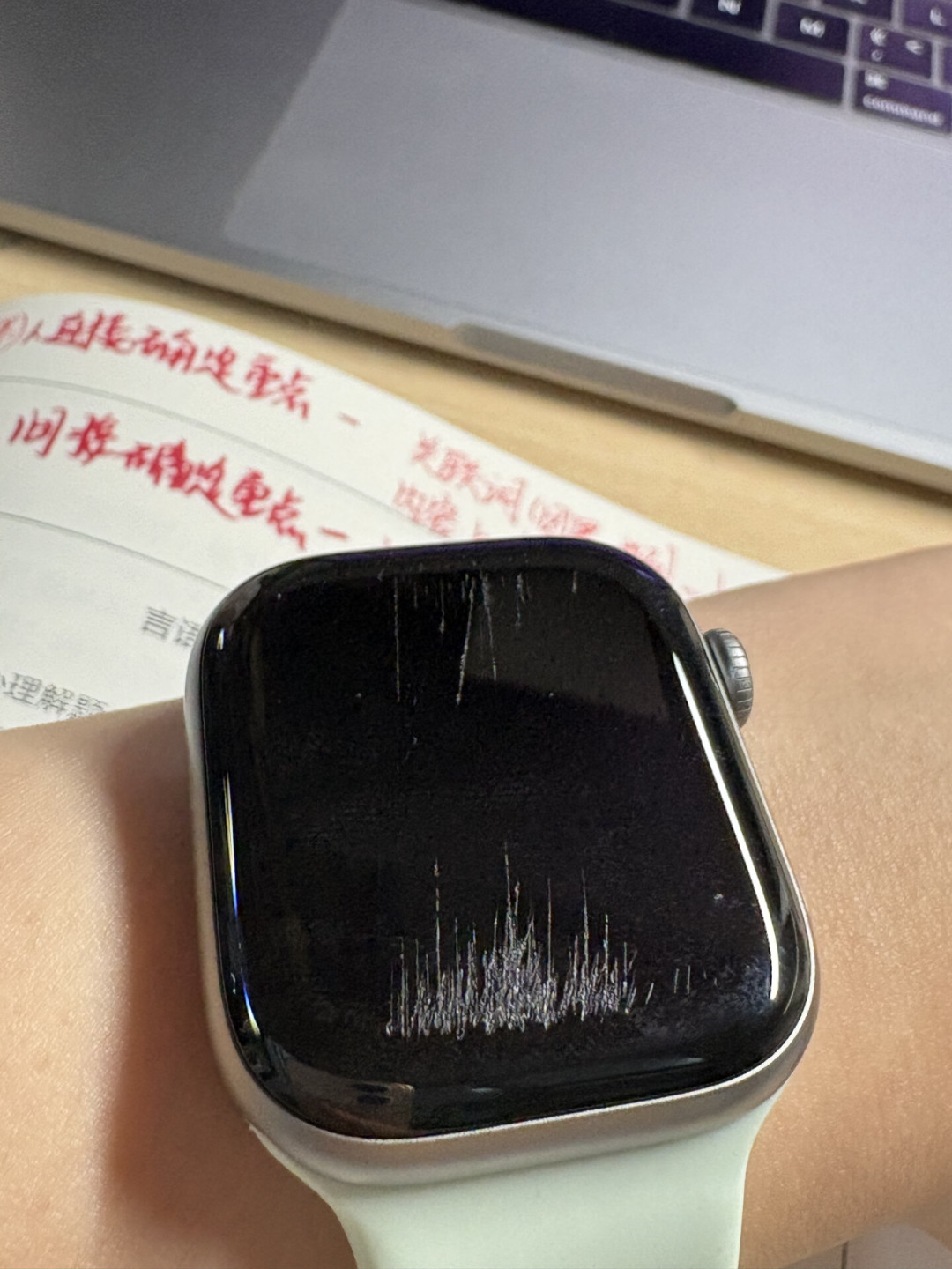 Apple Watch贴不贴膜吵了几年,真相是:你选什么型号,答案就注定了
