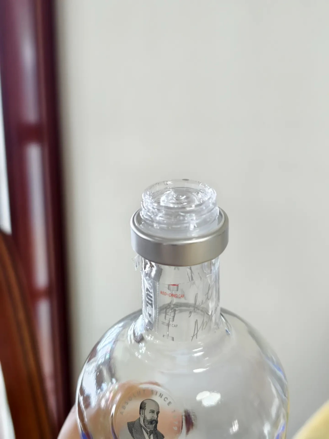 绝对伏特加瓶口有颗