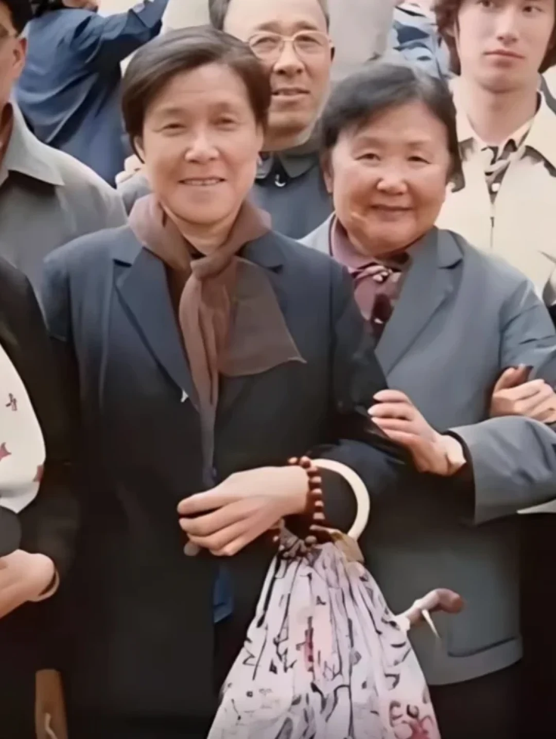 贾母说贾府是“中等人家”,真不是谦虚:爵位、官职、圣恩三样一排,荣国府的段位一目了然