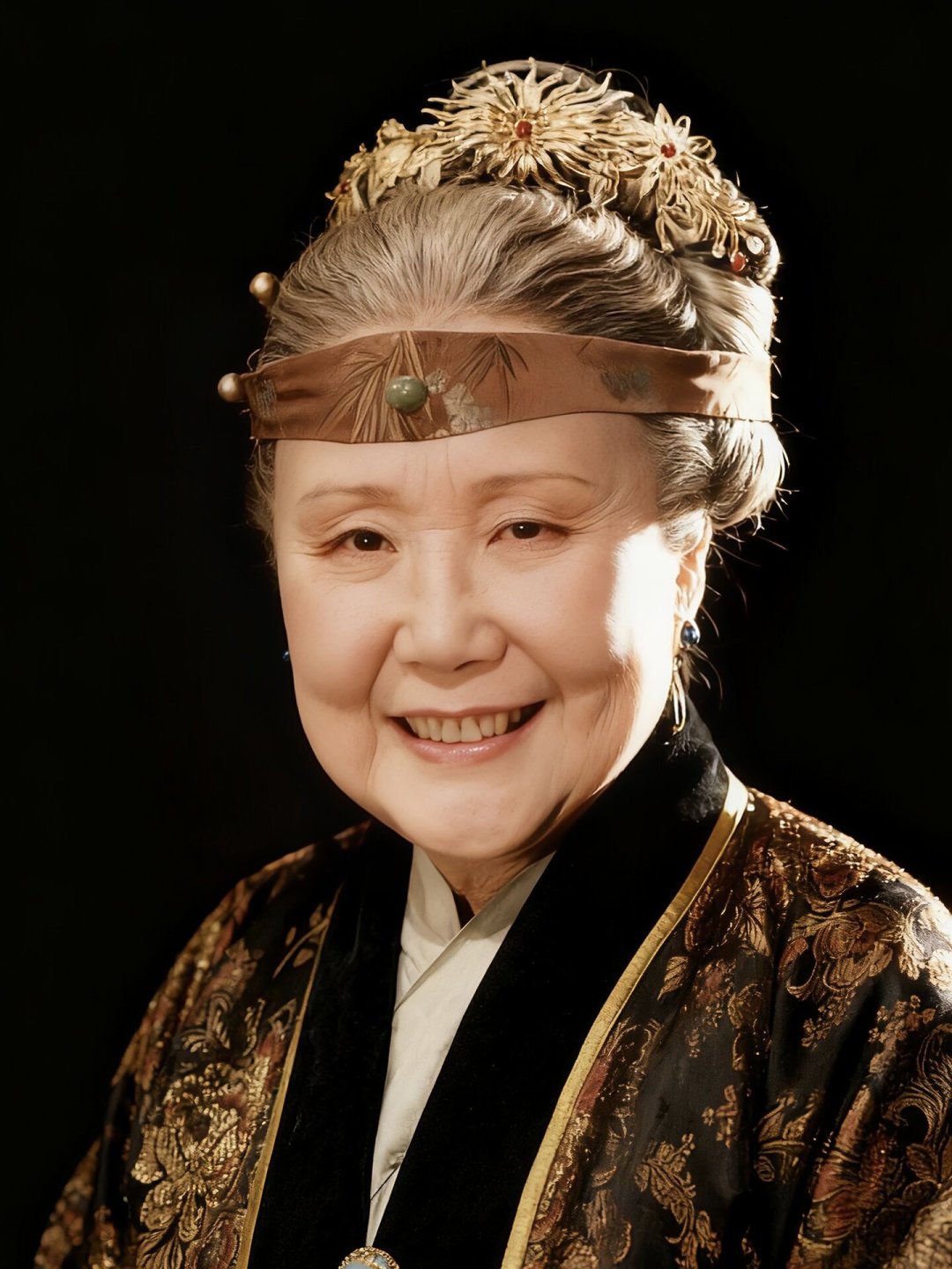 贾母说贾府是“中等人家”,真不是谦虚:爵位、官职、圣恩三样一排,荣国府的段位一目了然