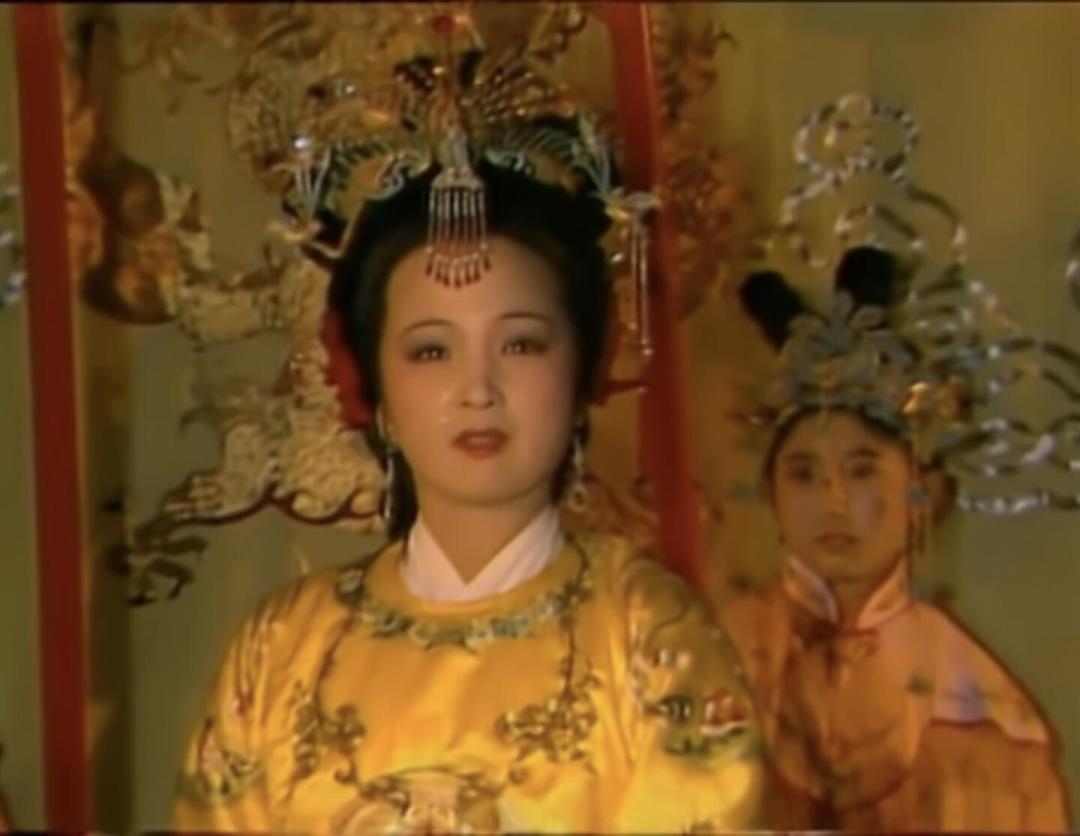 贾母说贾府是“中等人家”,真不是谦虚:爵位、官职、圣恩三样一排,荣国府的段位一目了然