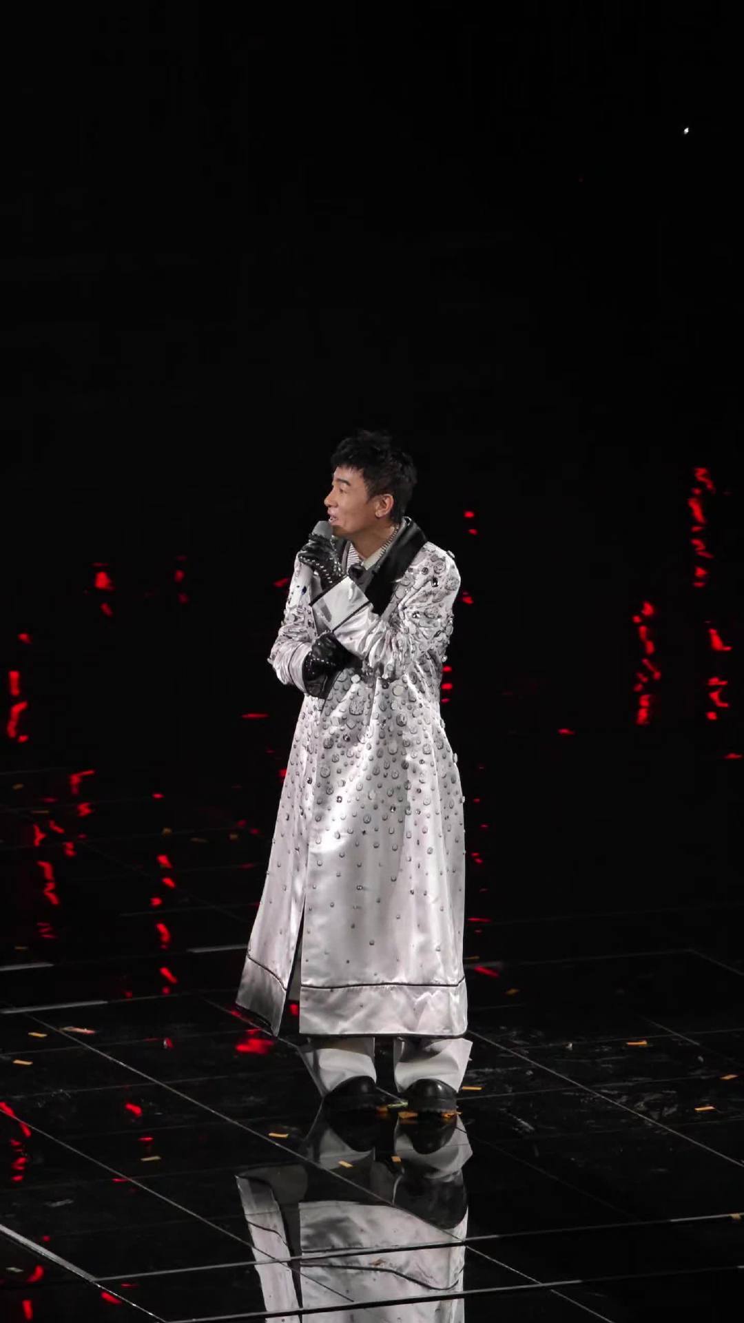 陈小春新巡演首站被喊退票,又靠“听劝”翻盘:看《古惑仔》长大的你,10月6日深圳场值得去吗