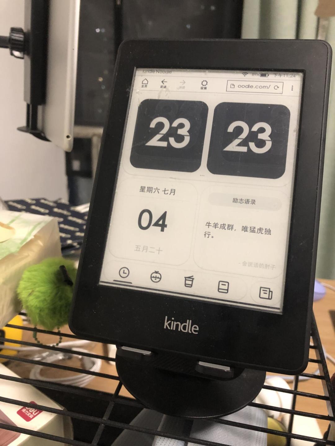 停产的Kindle找到新工作了:AI改造成常亮桌面信息屏,0元路线和踩过的坑一次说清