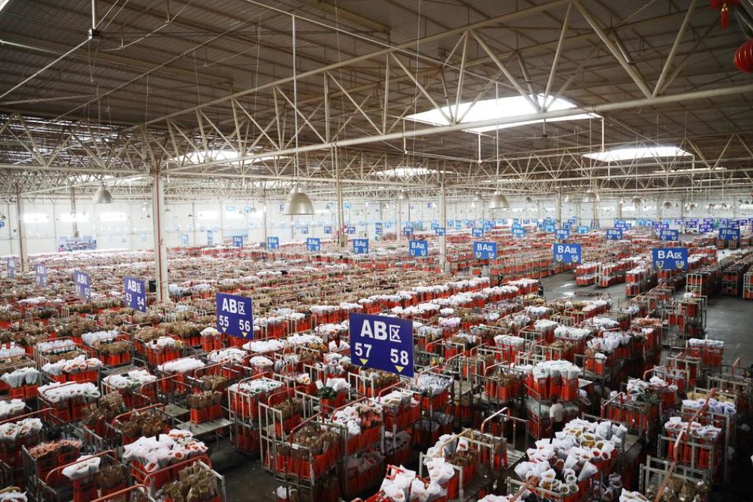 还有2天七夕:33朵玫瑰218元算贵吗?翻完850多条比价评论和花拍中心数据——普通玫瑰今年真没涨,涨的是网红品种