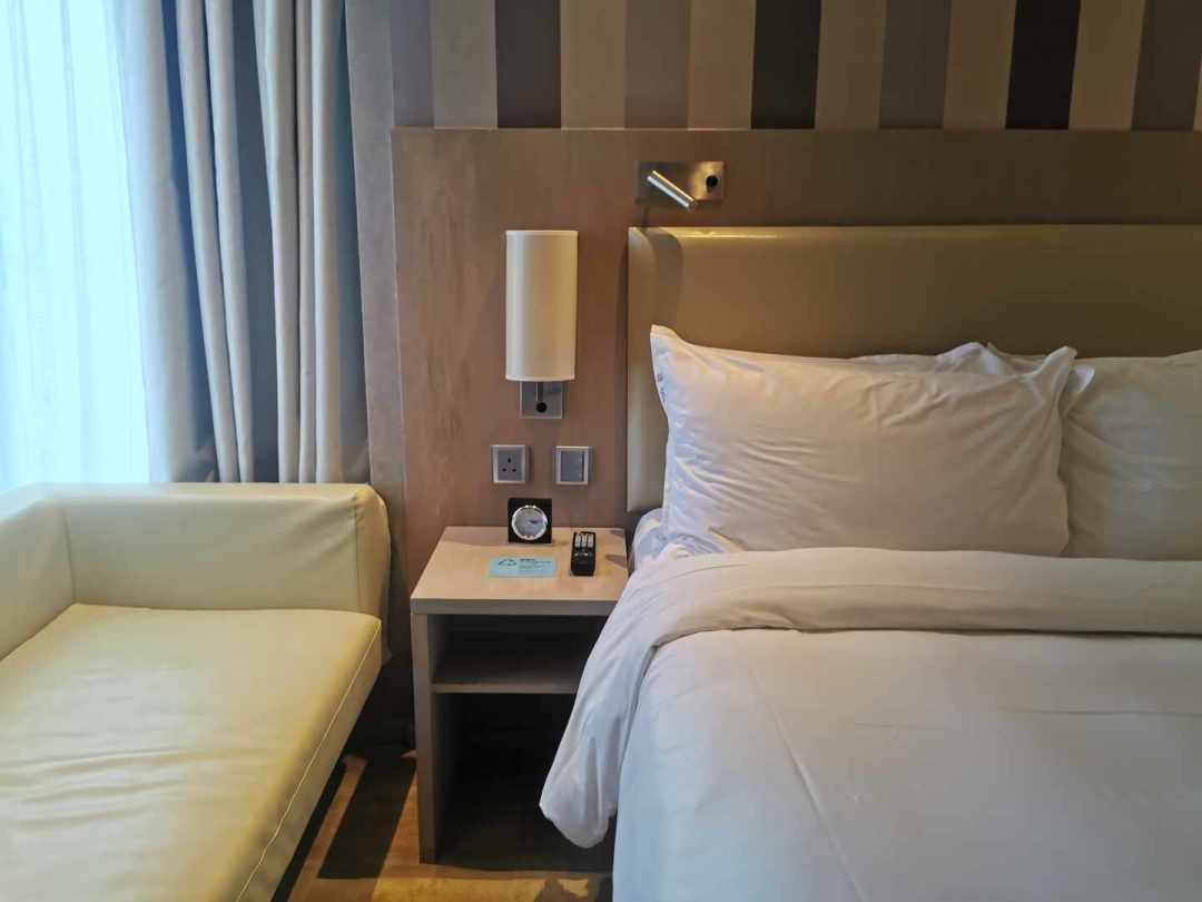 IHG钻石会员被1400港币差价割韭菜怒晒:但评论区老玩家不站楼主,他们在算账