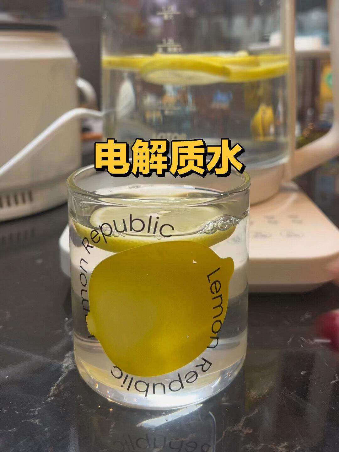 出汗猛灌白水可能比中暑还危险?三伏天练完,我把测评、国标和成本都翻了一遍