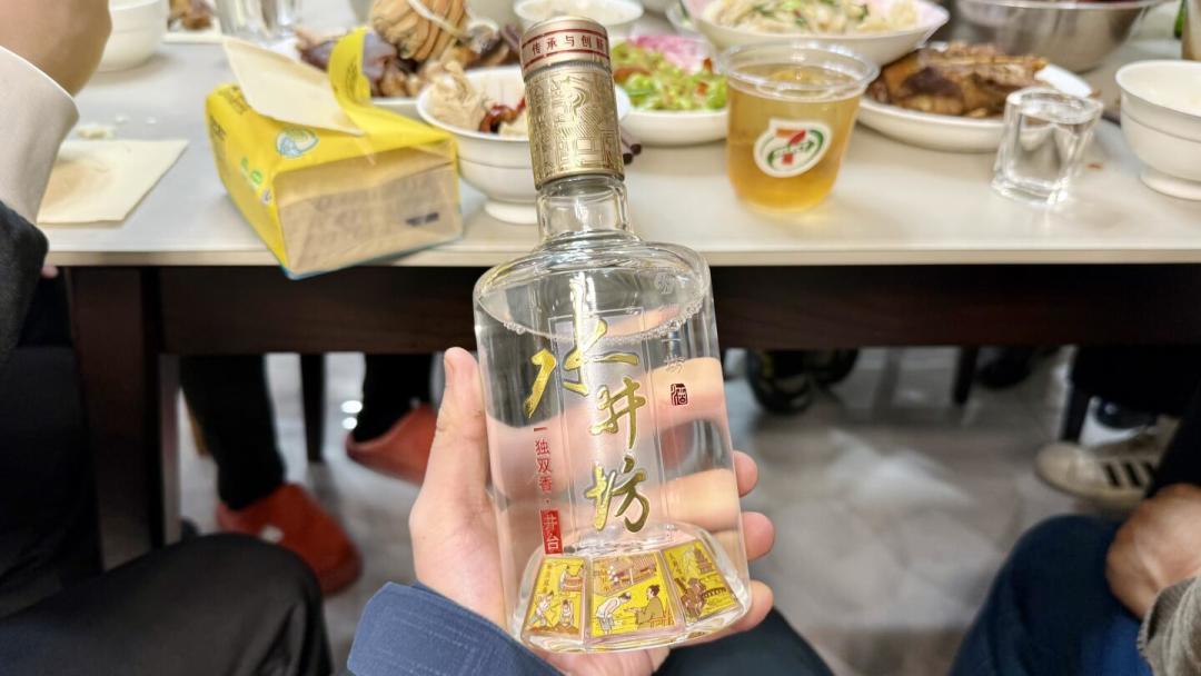 国庆婚宴选酒,网上搜到的排行榜一半是广告:井台跌到两百多,主桌、宾客桌、混配三笔账,两个坑要避开