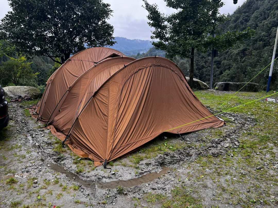 醒来帐篷全湿,先别急着下单新帐篷:翻完全网几十篇暴雨露营帖,搞懂“漏水”和“出汗”的区别