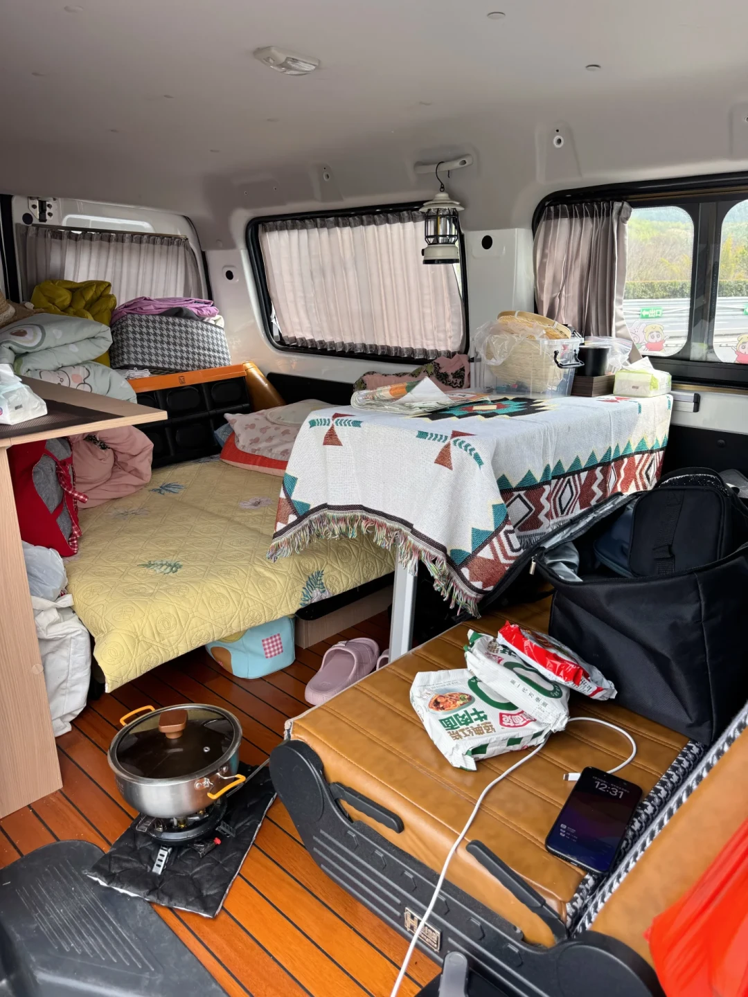 面包车改床车,从1000块到5万块的四条路线算笔账:千元档真能睡,5万档是买另一种生活