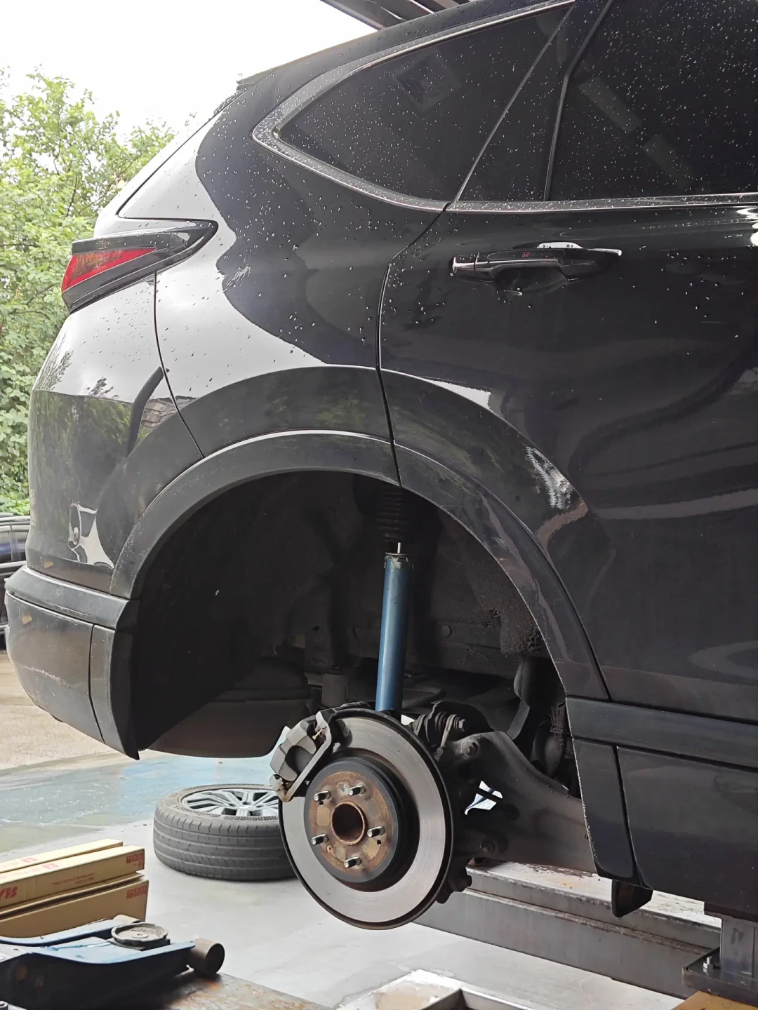 底盘越来越散又不想换车?先把避震“以改代修”的4条路弄明白再花钱