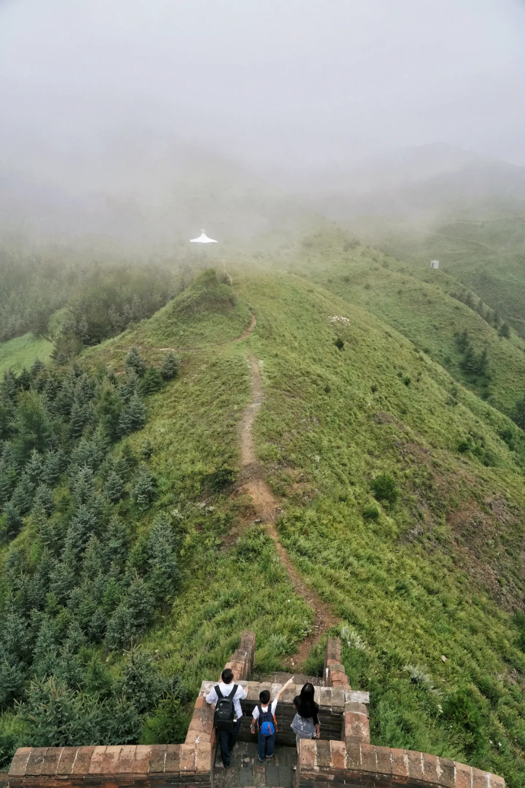 40度的济南，冻到发抖的雁门山山顶：暑期避暑游的“山顶温差”，被大多数人低估了