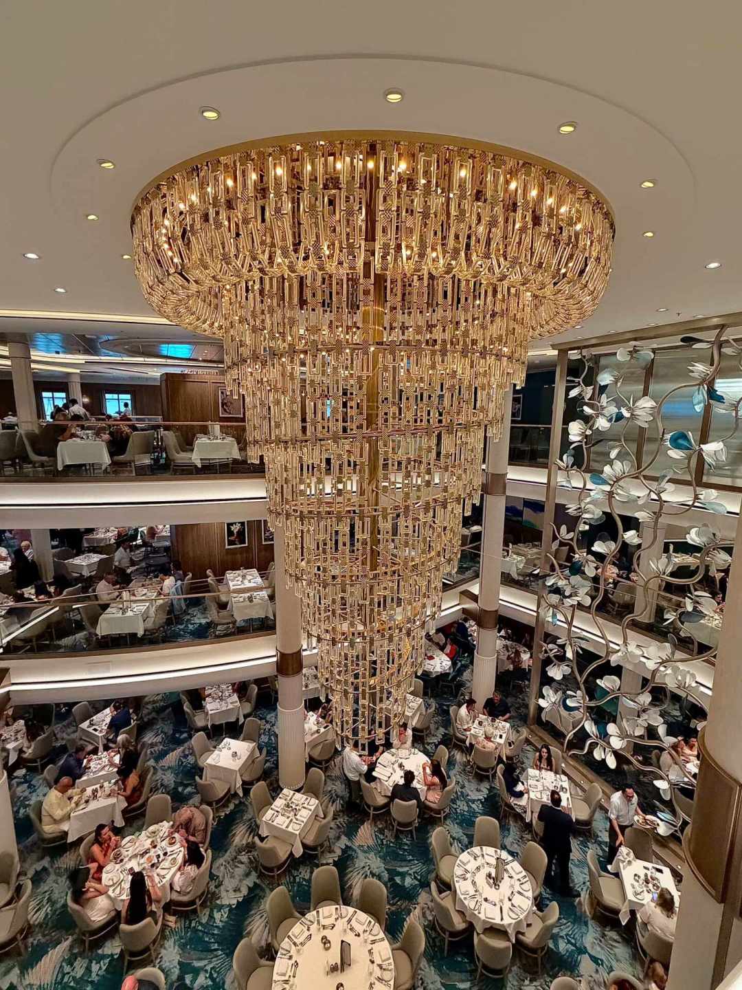 全球最大游轮首次开进地中海:海洋神话号人均2-3万,窗口10月就关,值不值先算清这三笔账