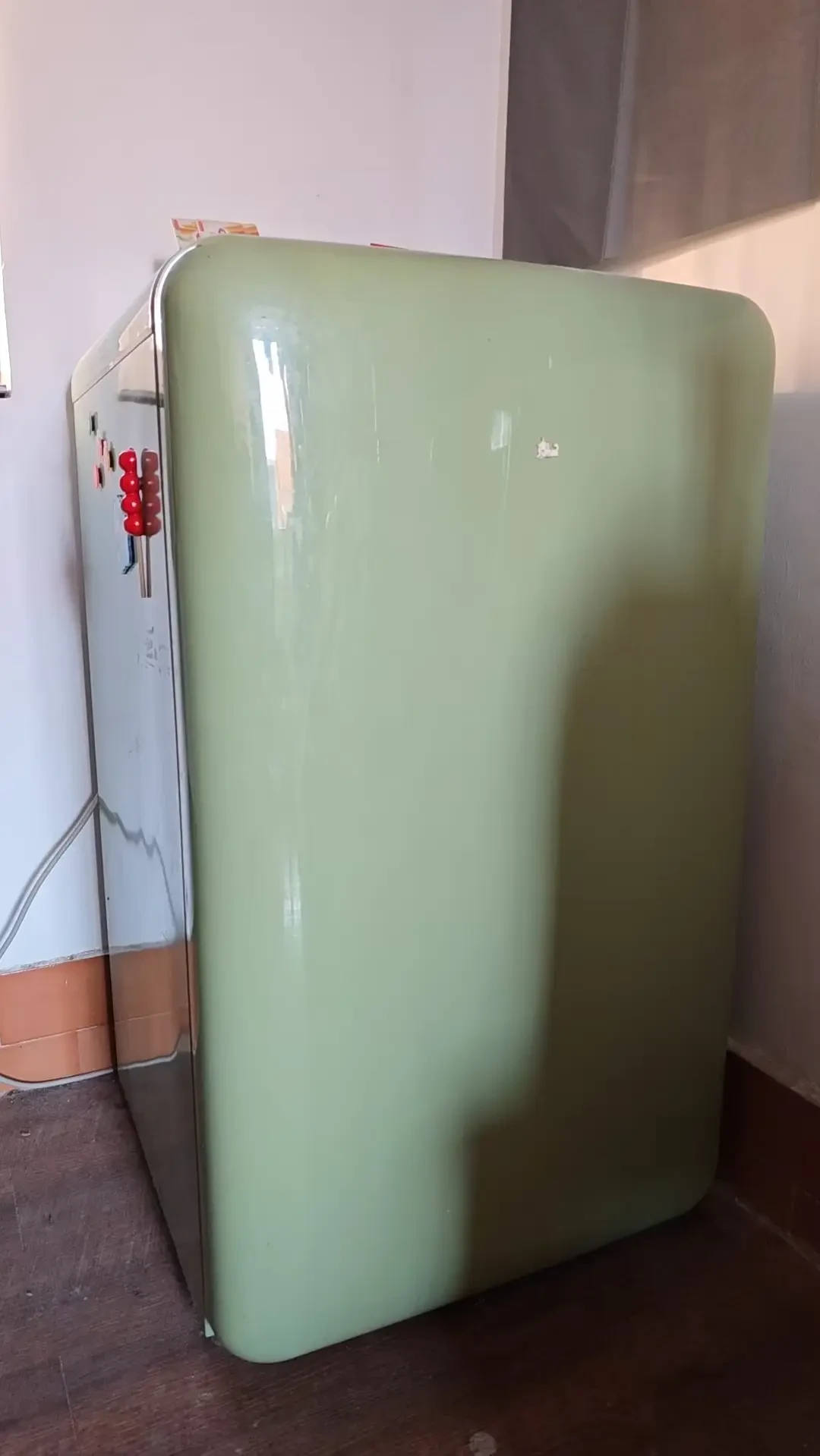 复古家电都是智商税?从百元壶到5999元的LABUBU冰箱,“复古”两个字到底值多少钱