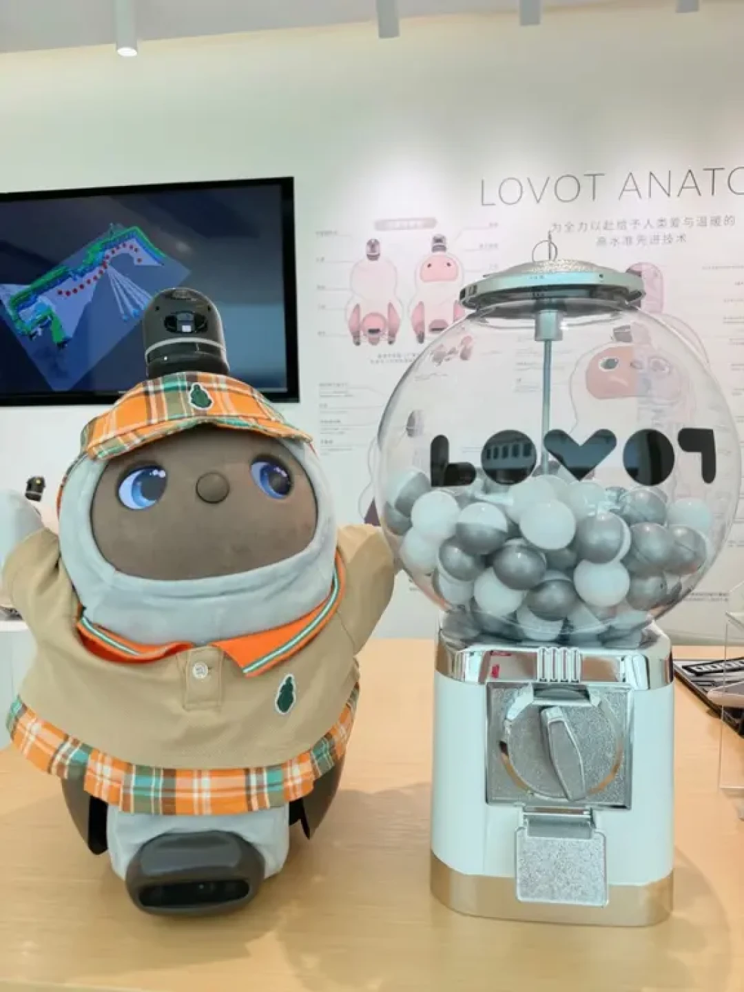 LOVOT店里撸得越萌，越要冷静：8月免费体验窗口，用一次上手想清楚要不要买单