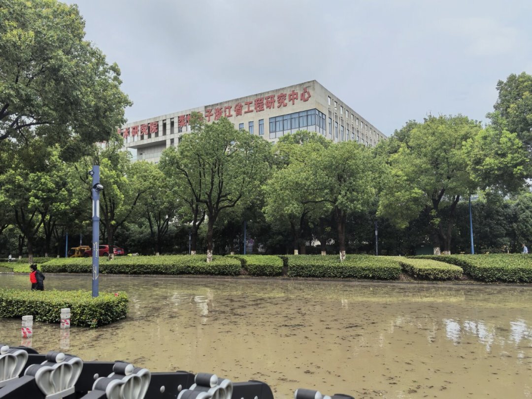 车库一小时淹掉半库车,车主连夜把车开上高架:下一轮暴雨前,4种车位先比一遍风险