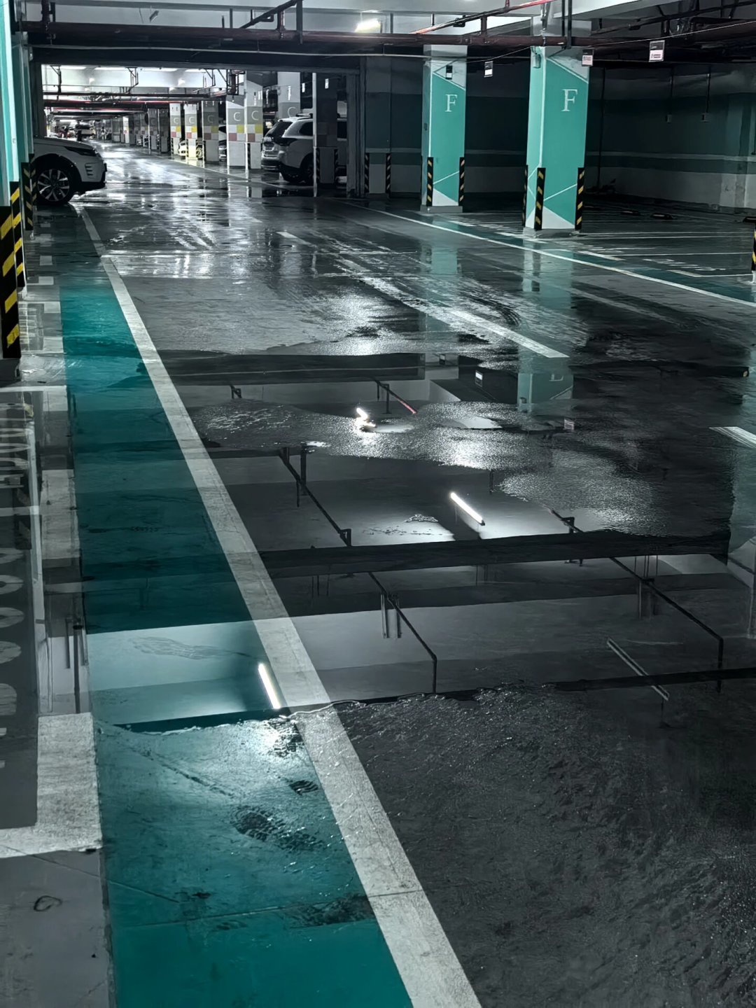 车库一小时淹掉半库车,车主连夜把车开上高架:下一轮暴雨前,4种车位先比一遍风险