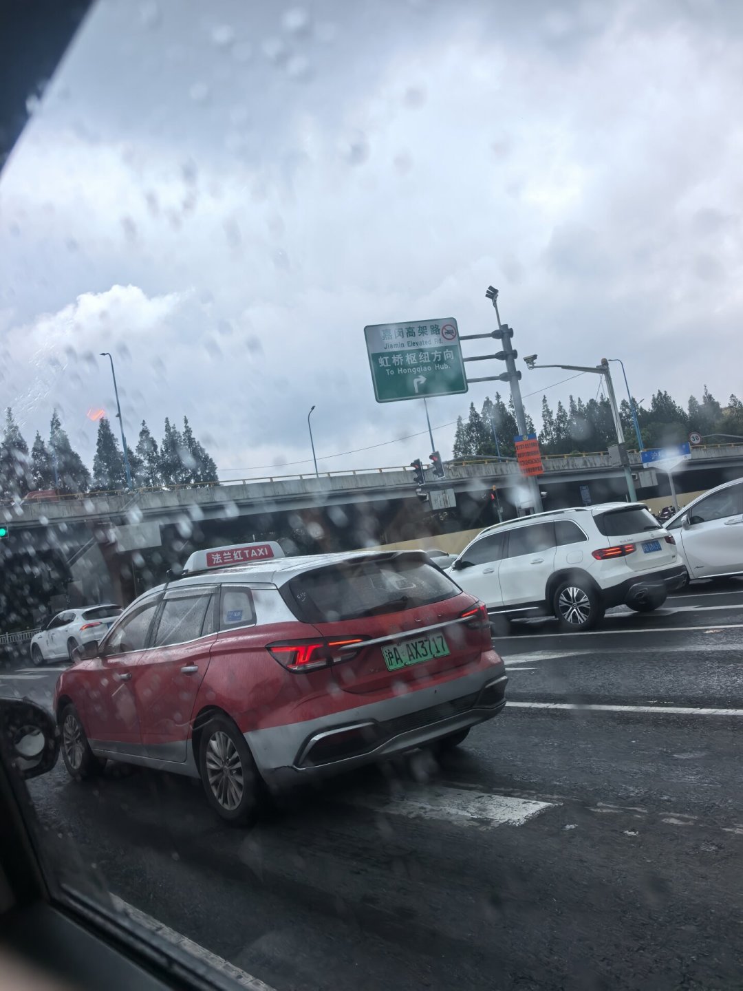 车库一小时淹掉半库车,车主连夜把车开上高架:下一轮暴雨前,4种车位先比一遍风险