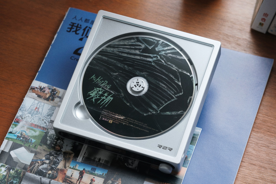 飞傲DM15 AKM版开卖一个月:比R2R版便宜100元,是减配还是孪生?翻完全网听感和吐槽帖,说清楚该买哪个