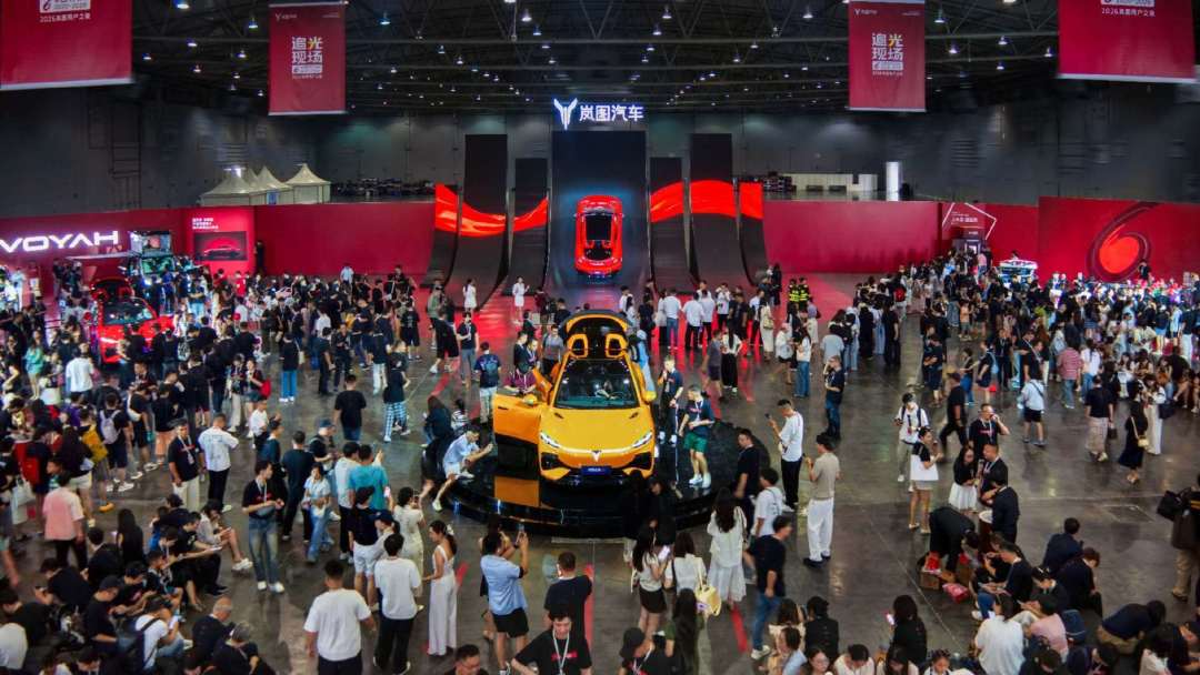 岚图在隧道里画了个360°的圈,魏牌把一辆车拆成两种形态,极氪把车主带上赛道:8月的“驾驶乐趣”,多少是风味、多少是真料