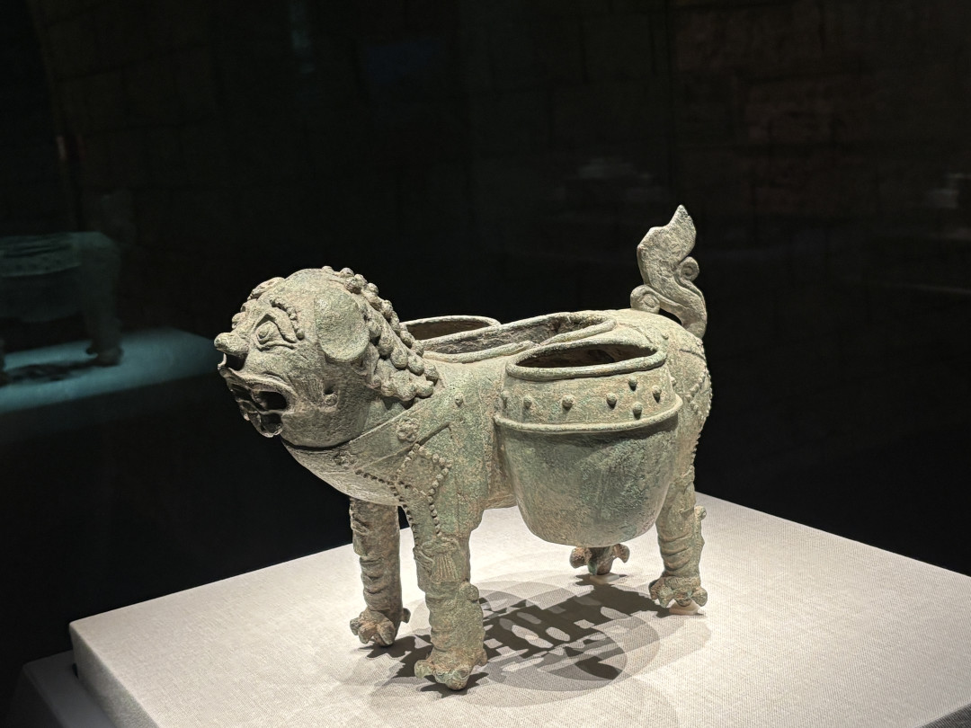 古人温酒,也多不是直接上火:宋人注碗、明代麒麟温酒器、今天的蒸汽温酒壶,都在走同一个