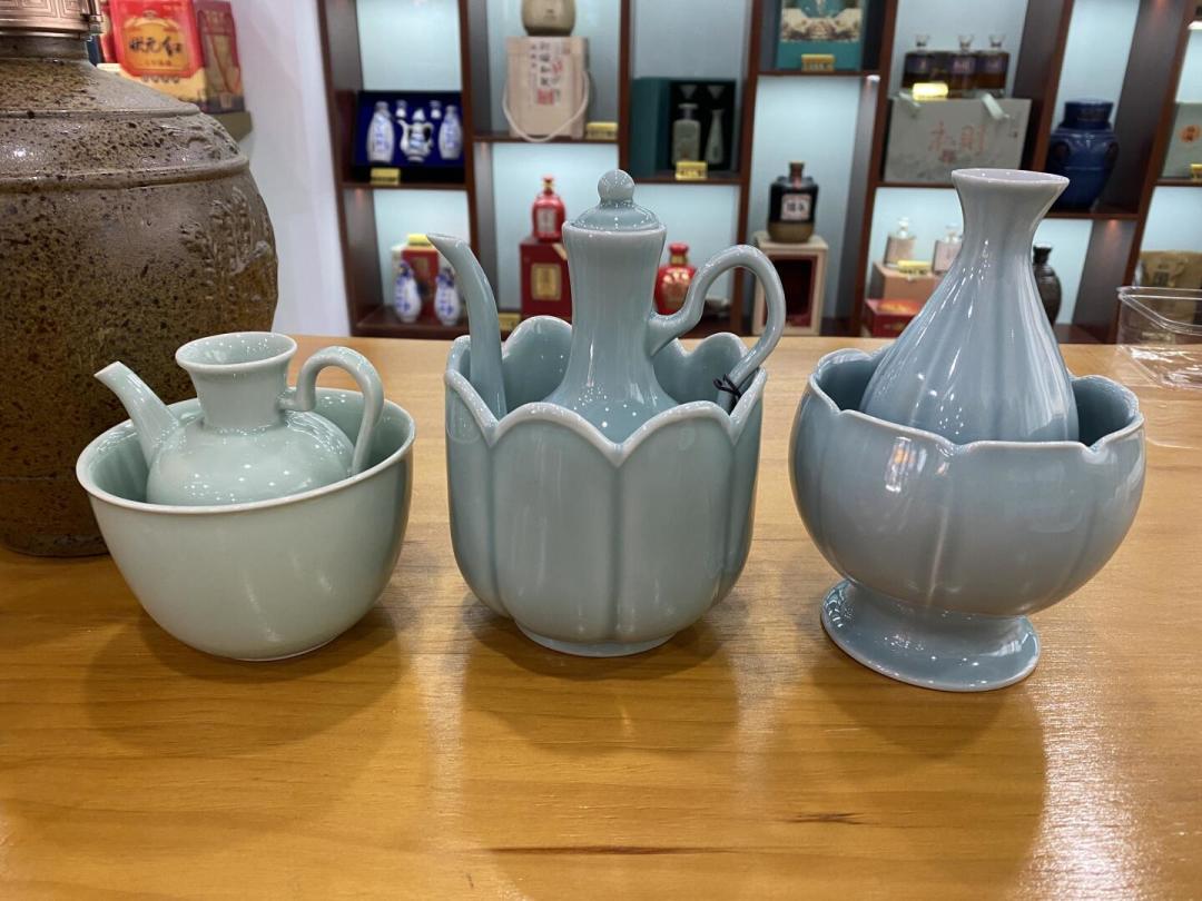 古人温酒,也多不是直接上火:宋人注碗、明代麒麟温酒器、今天的蒸汽温酒壶,都在走同一个