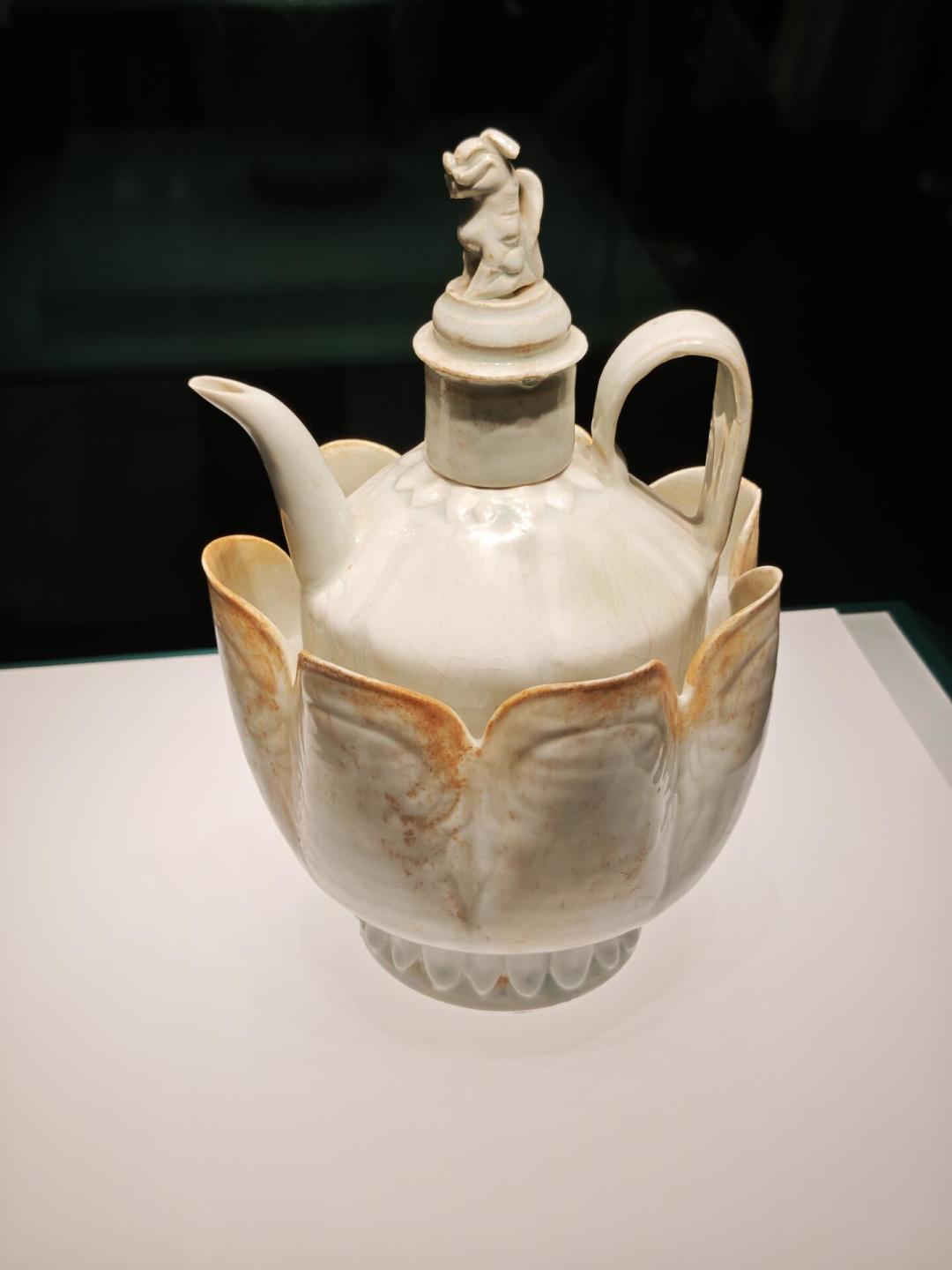 古人温酒,也多不是直接上火:宋人注碗、明代麒麟温酒器、今天的蒸汽温酒壶,都在走同一个