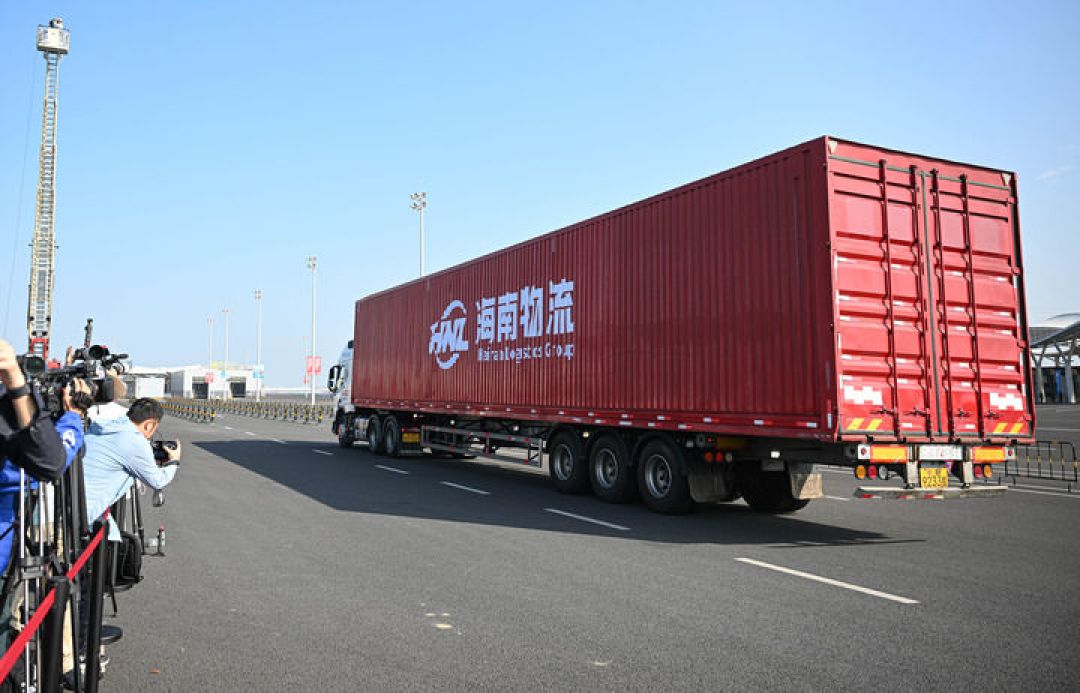 三亚第四期券三天一轮发到9.10,热带低压刚穿岛:8月下旬去海南,先想好哪天进岛再抢券买票