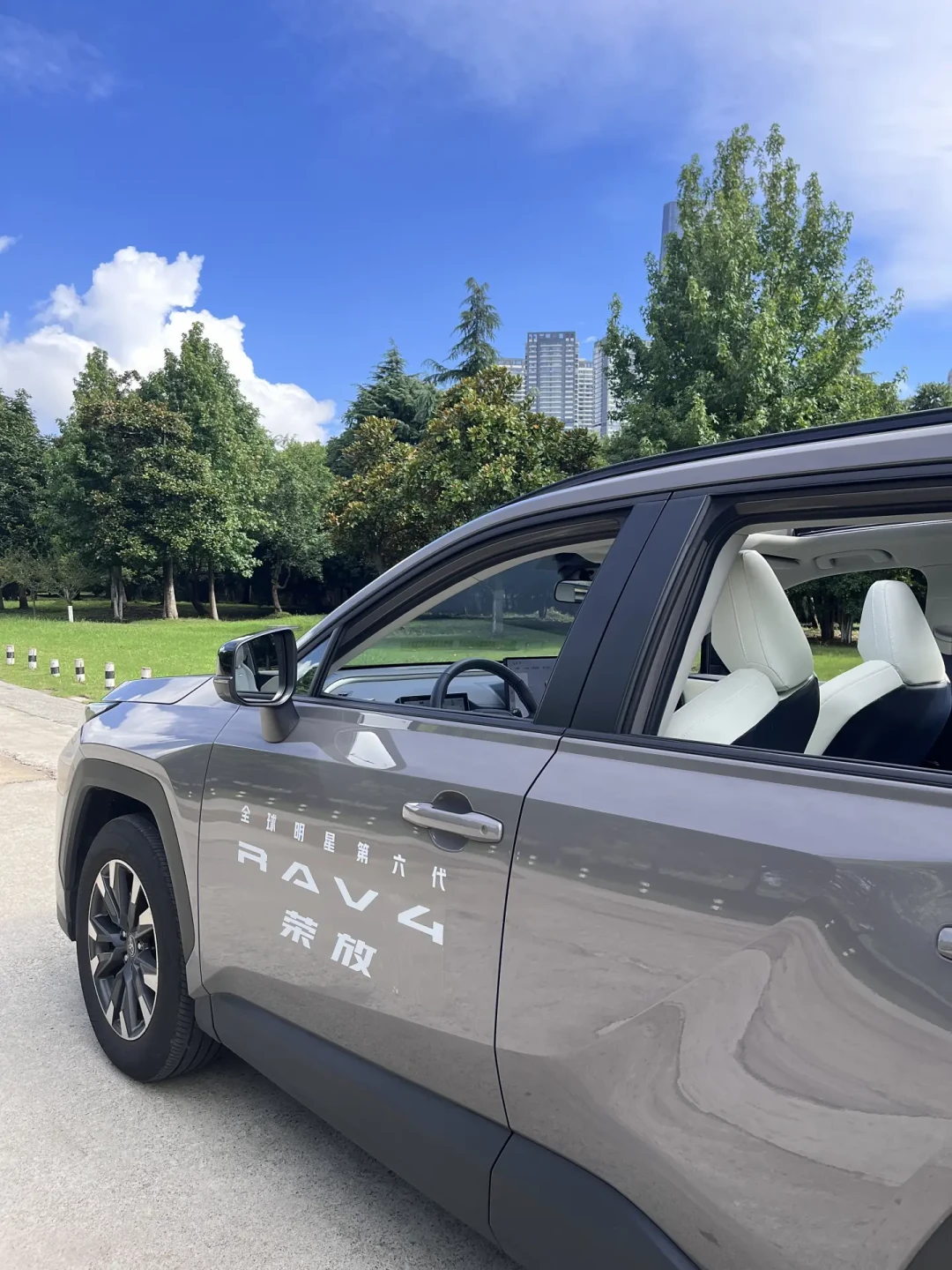 荣放落地14.68万,威兰达裸车13.98万:捋完全网近期真实成交价,同平台姊妹车的差距比想象中大
