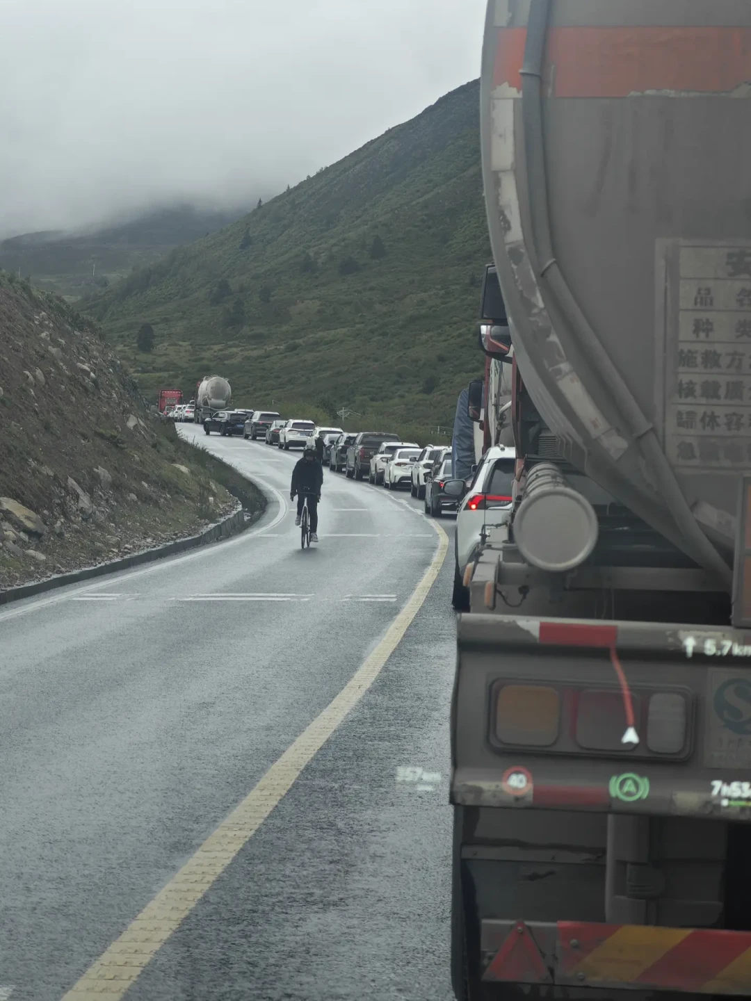 折多山3公里挪了1个多小时,怒江72拐从11点堵到18点半:翻了最近一周30多条实时帖,整理出这份8月中旬堵车侦察