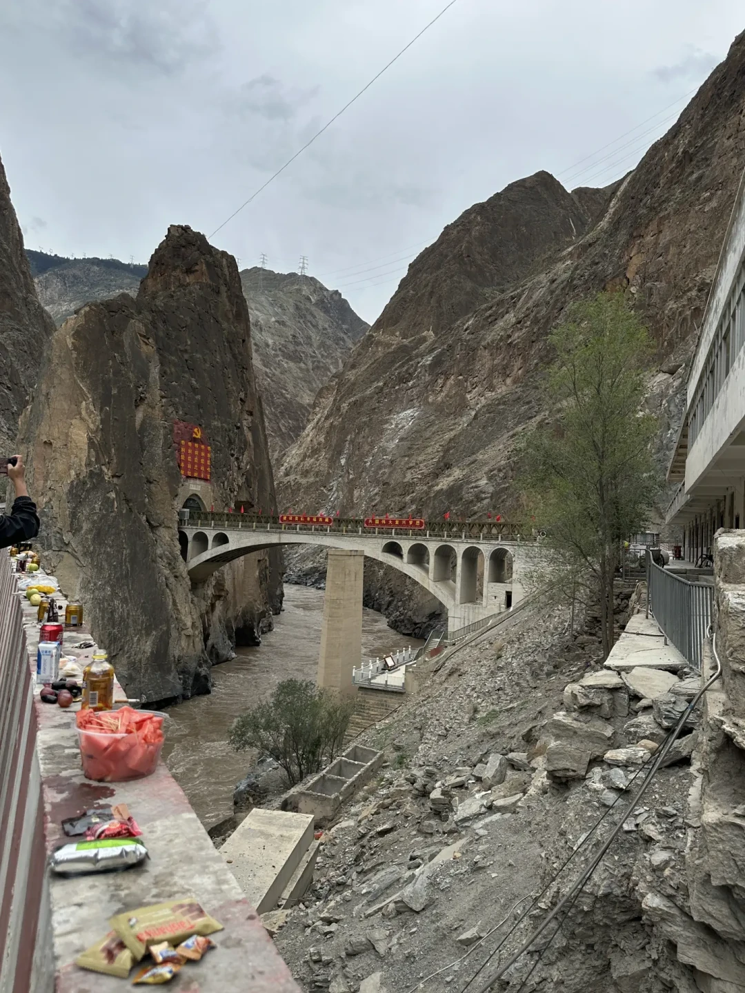 折多山3公里挪了1个多小时,怒江72拐从11点堵到18点半:翻了最近一周30多条实时帖,整理出这份8月中旬堵车侦察