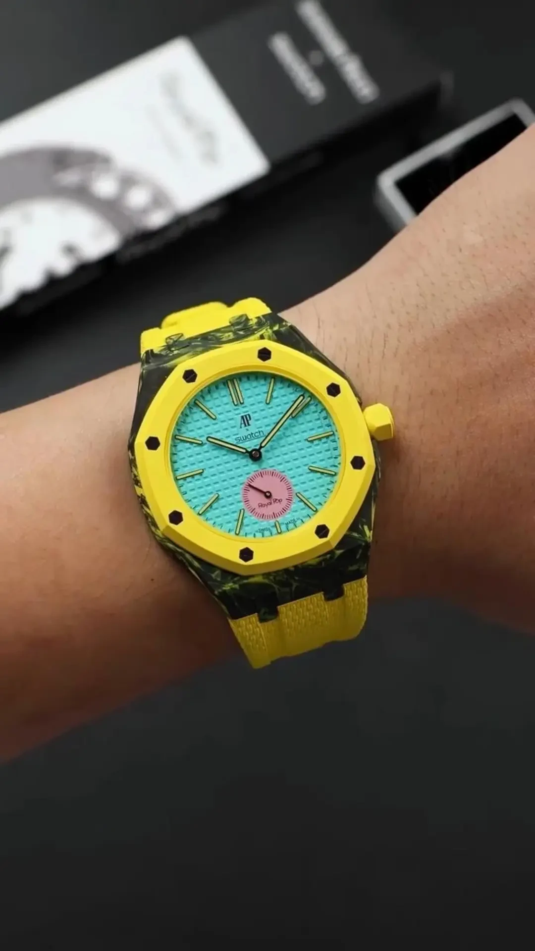 从溢价6倍到walk-in现货只用了3个月:Swatch×爱彼Royal Pop怀表退烧复盘,以及被它带火的怀改腕改装生意