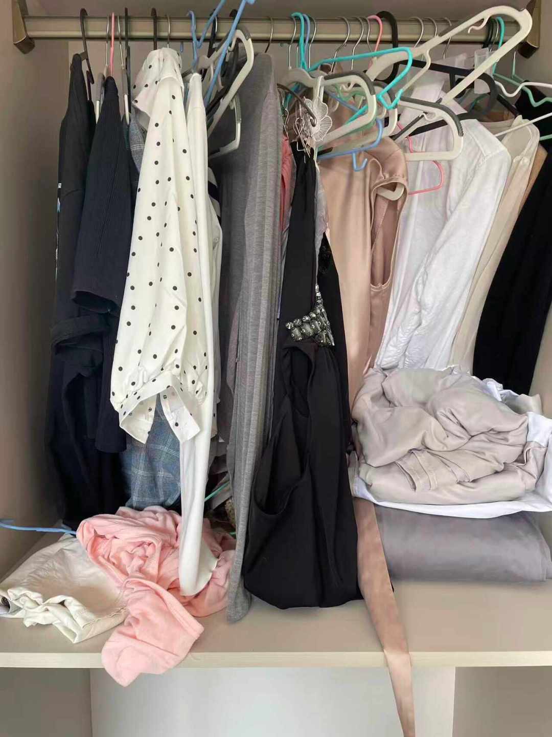 白衣发黄、裙子长霉、衣柜越收越满：对完几十条翻车帖和软广，我把换季收纳的顺序和花钱清单排出来了