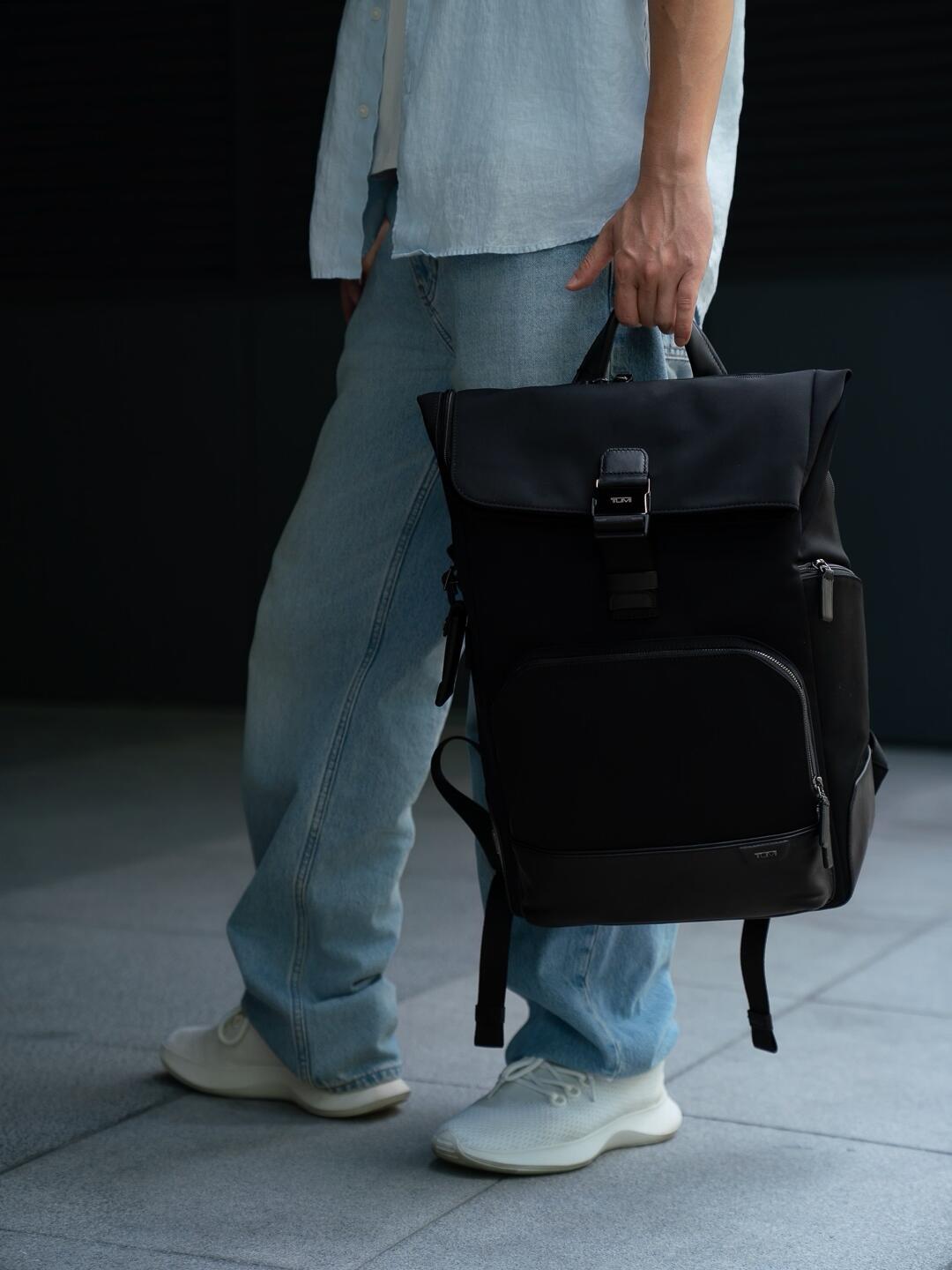 TUMI Alpha 4说