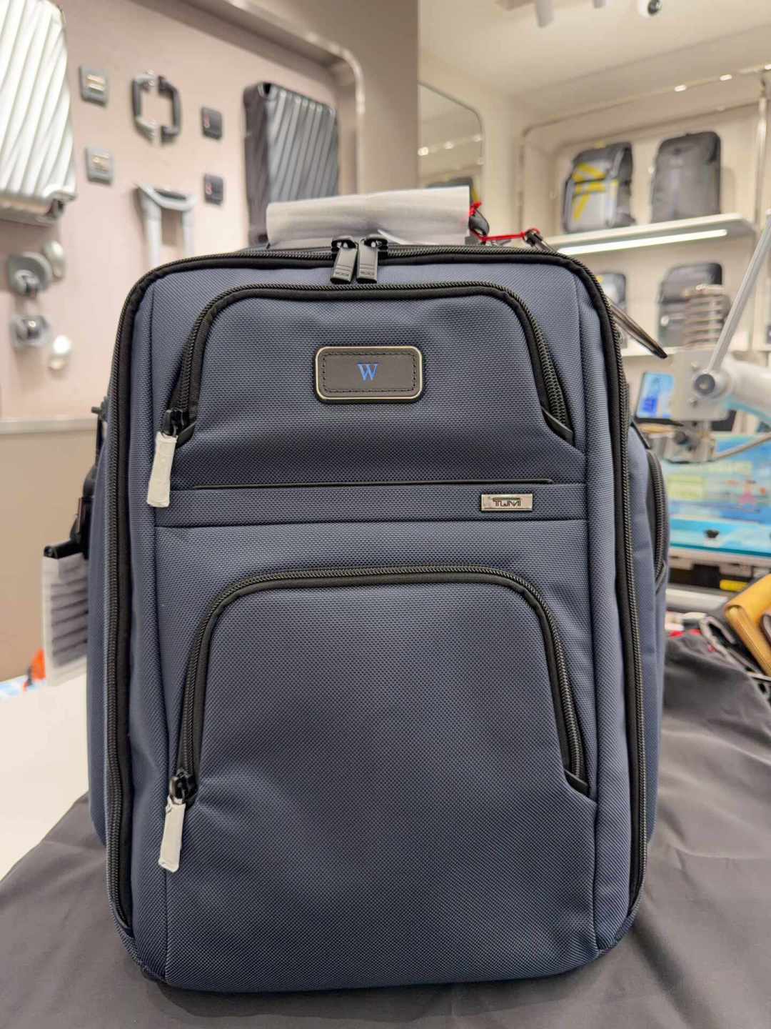 TUMI Alpha 4说