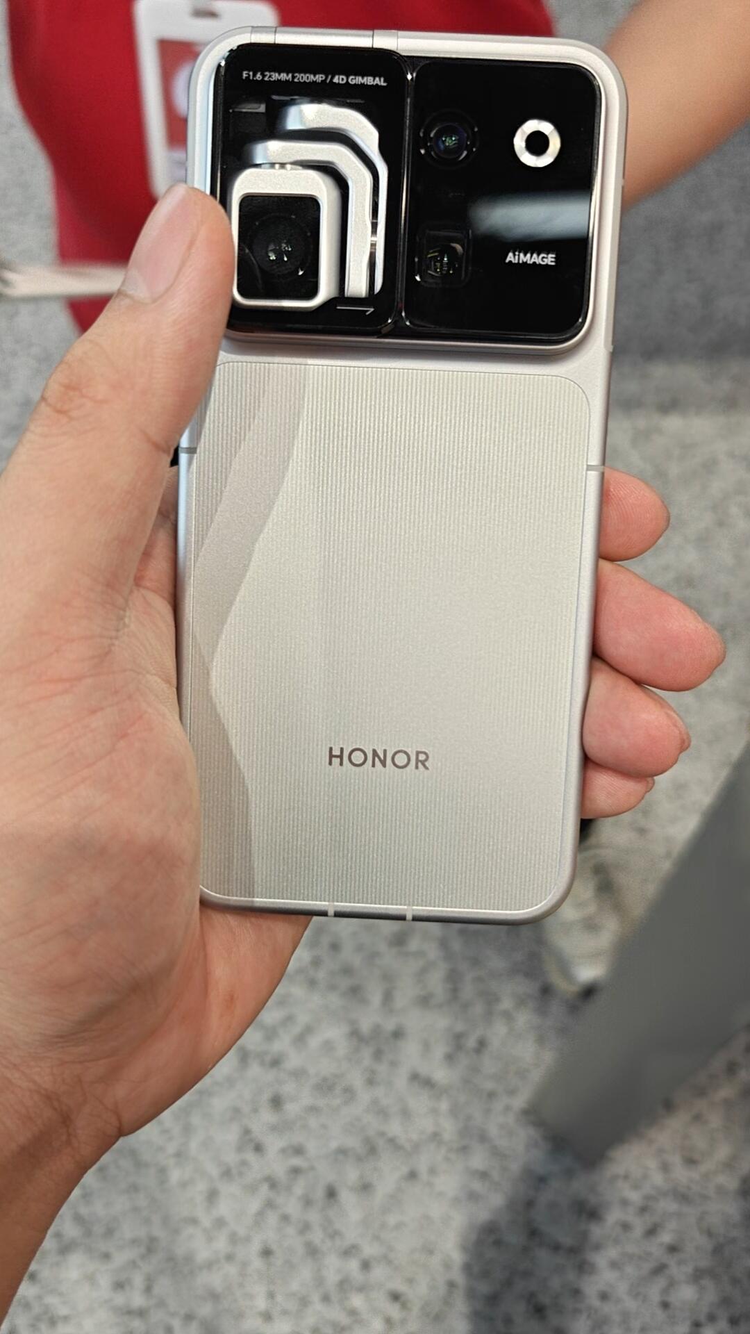 荣耀RobotPhone明天首销,大疆Pocket用户先吵起来了:9999元对2999元,这笔替代账有四个变量