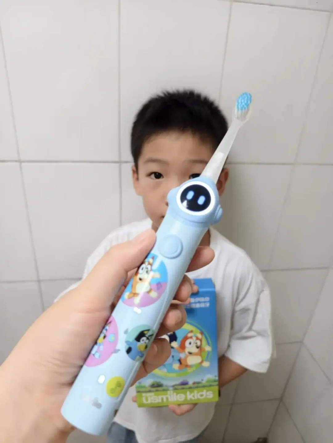 开学还有两周，布鲁伊联名牙刷刷满妈妈圈信息流：我替你翻了种草文的评论区，也算清了299的IP账