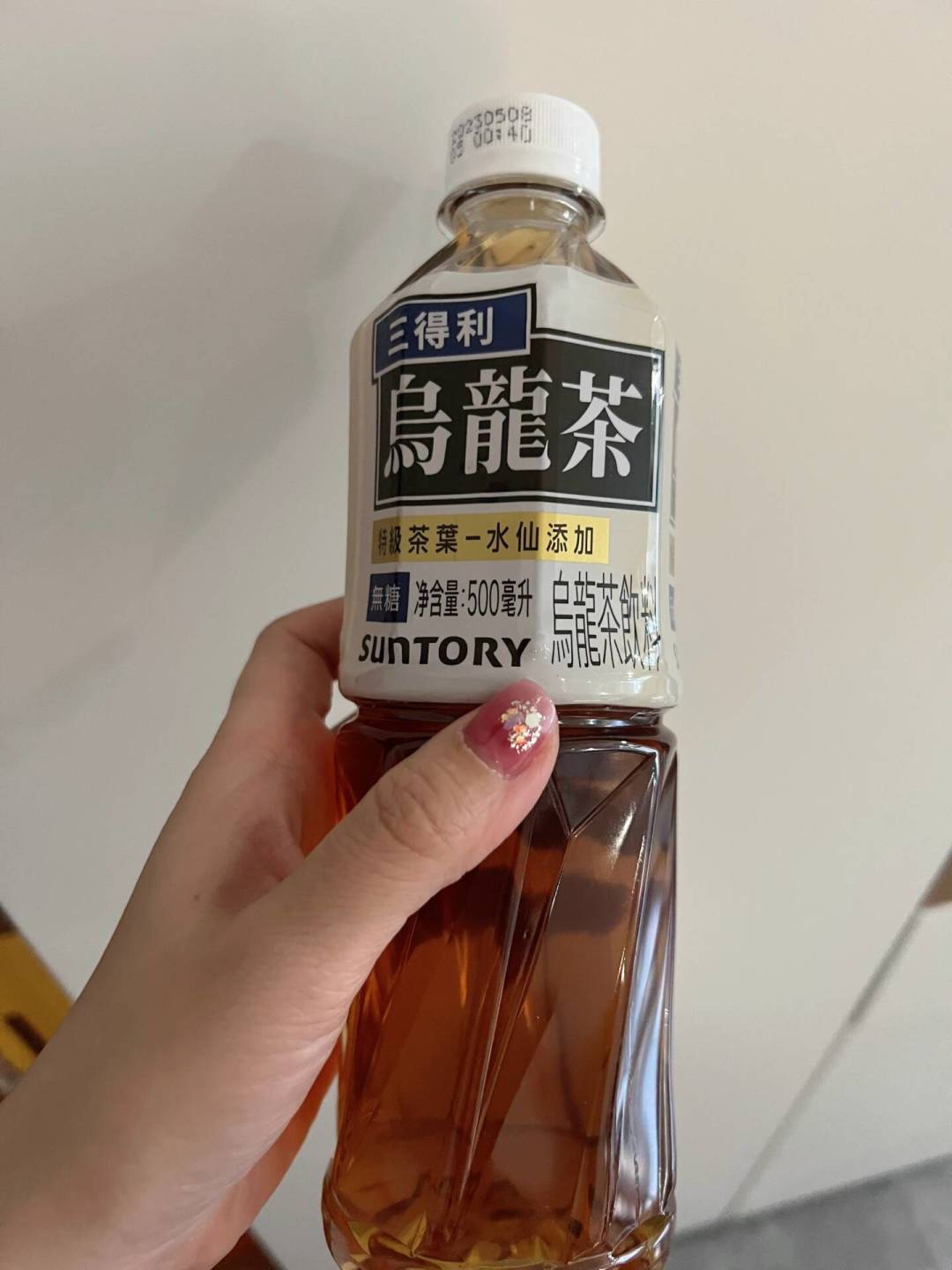 喝了三得利乌龙茶睡不着?我翻出全网23条吐槽,算清了这瓶“纯茶”的咖啡因账