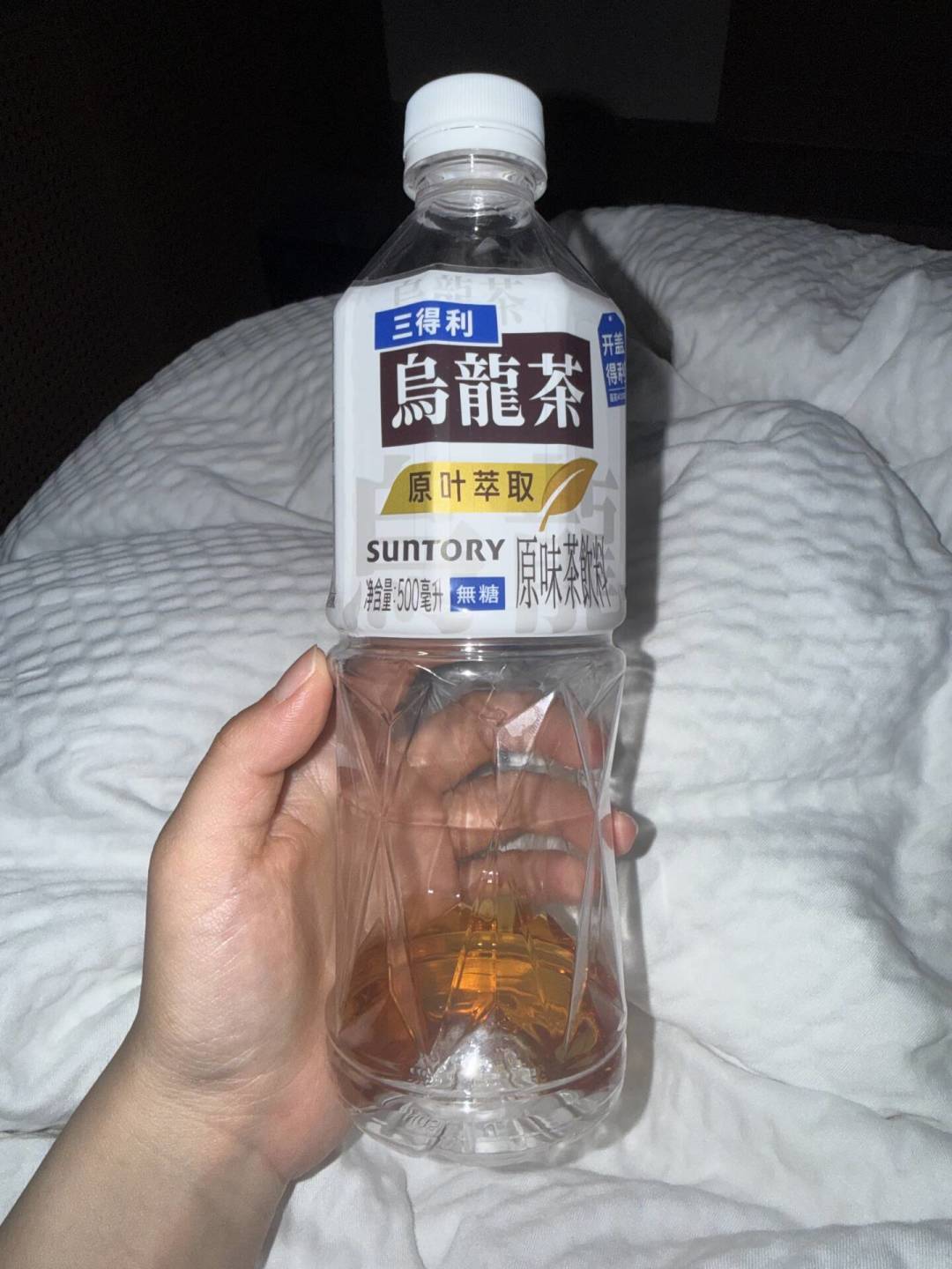 喝了三得利乌龙茶睡不着?我翻出全网23条吐槽,算清了这瓶“纯茶”的咖啡因账