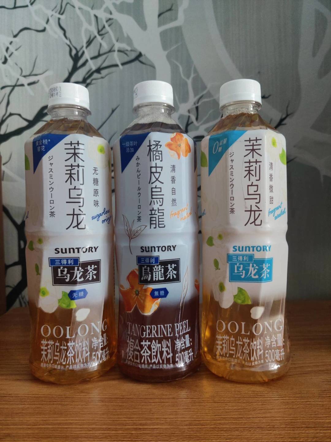 喝了三得利乌龙茶睡不着?我翻出全网23条吐槽,算清了这瓶“纯茶”的咖啡因账